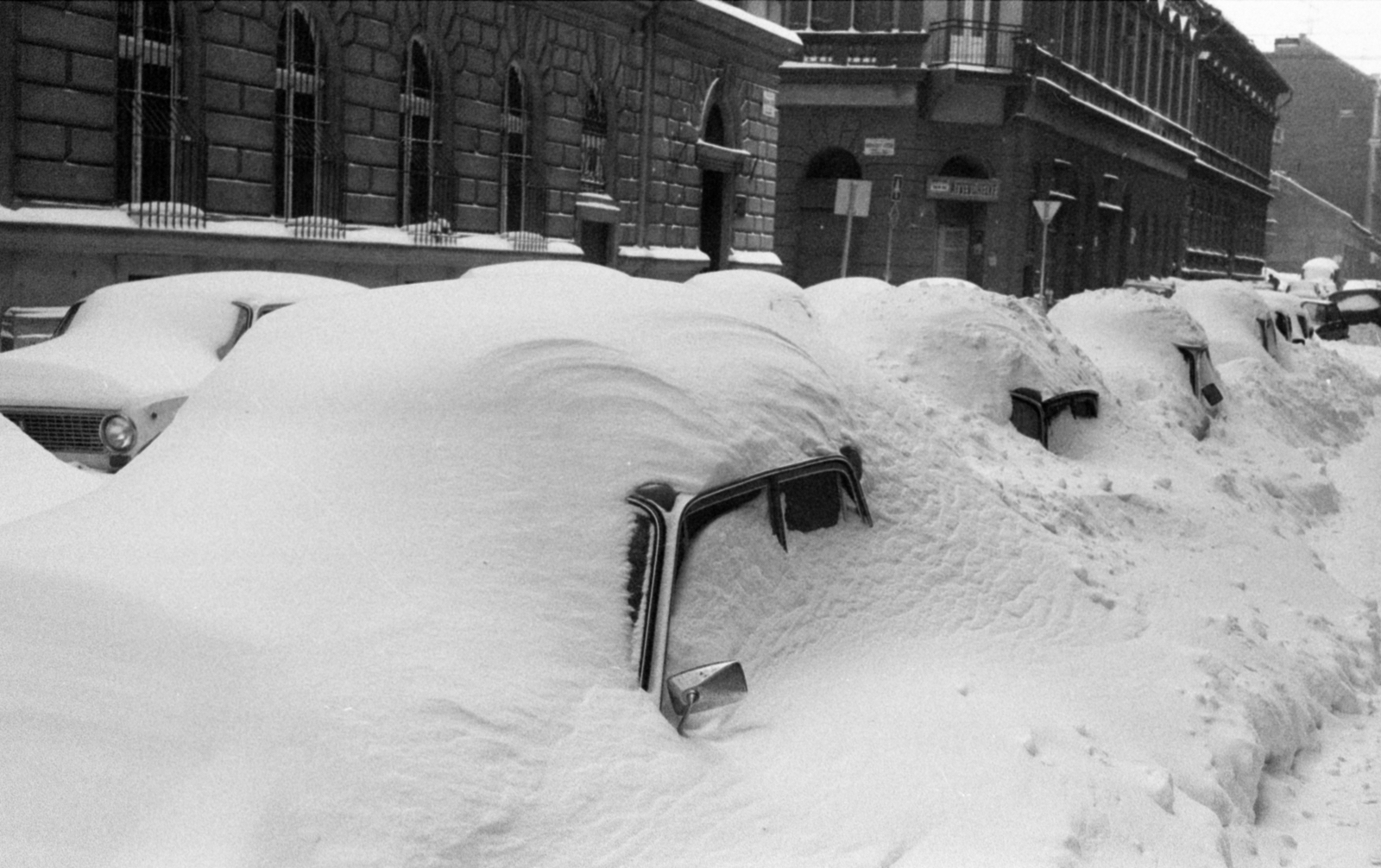 Hungary, Budapest VII., Hársfa utca a Barát utca torkolata felé nézve, előtérben a Dohány utca kereszteződése., 1975, Bojár Sándor, snow, Lada-brand, Budapest, Fortepan #179938