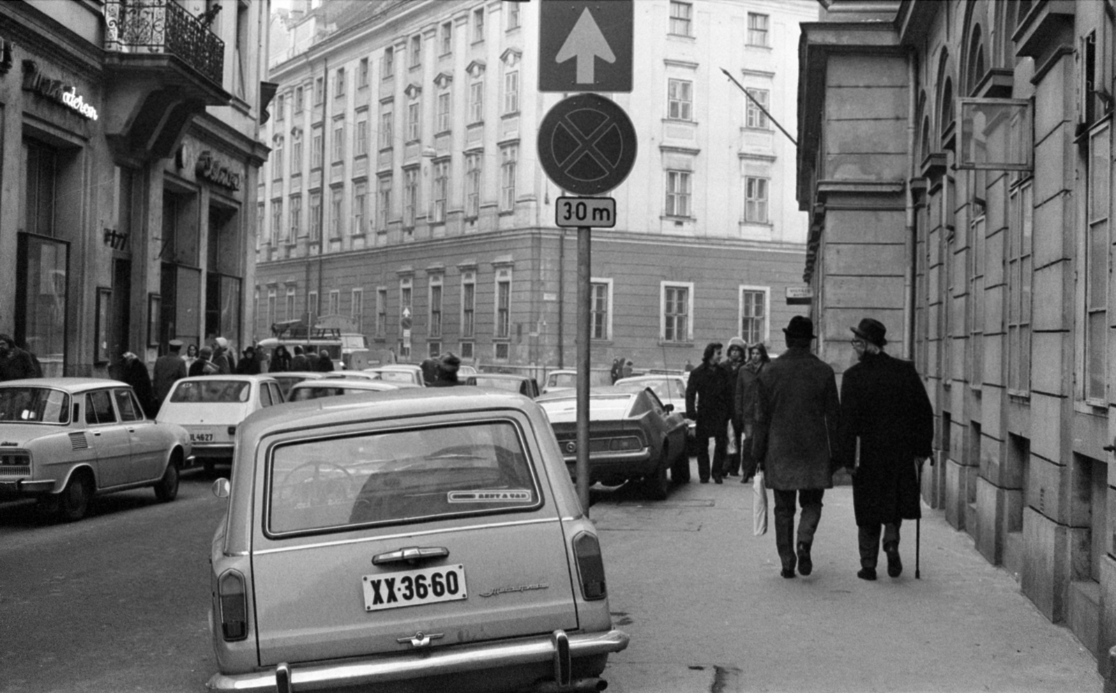 Hungary, Budapest V., a Városház utca a Kamermayer Károly tér felé nézve., 1976, Bojár Sándor, Skoda-brand, Fiat-brand, Lada-brand, number plate, Lada 1200 estate, Budapest, Fortepan #179940