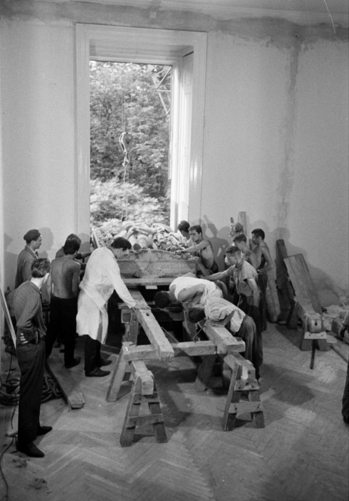 Magyarország, Budapest VIII., Apafi György márvány síremlékének áthelyezése, a Szépművészeti Múzeumból a Magyar Nemzeti Múzeumba., 1966, Bojár Sándor, Budapest, Fortepan #179944