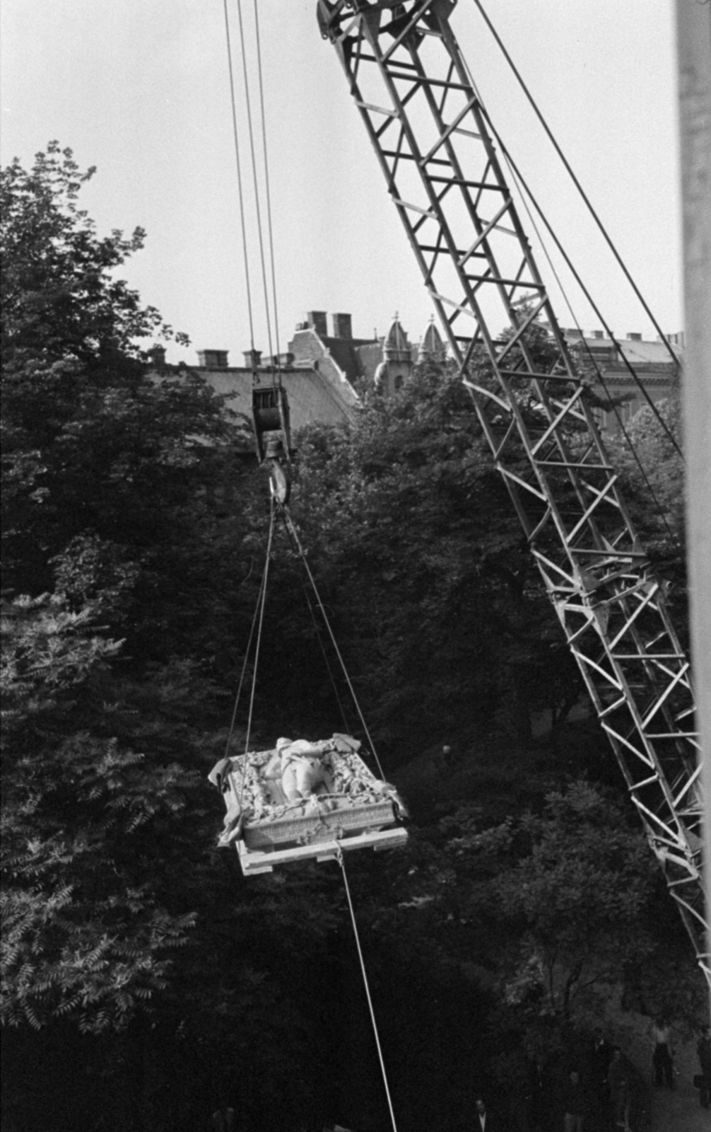 Magyarország, Budapest VIII., Apafi György márvány síremlékének áthelyezése, a Szépművészeti Múzeumból a Magyar Nemzeti Múzeumba., 1966, Bojár Sándor, Budapest, daru, Fortepan #179949