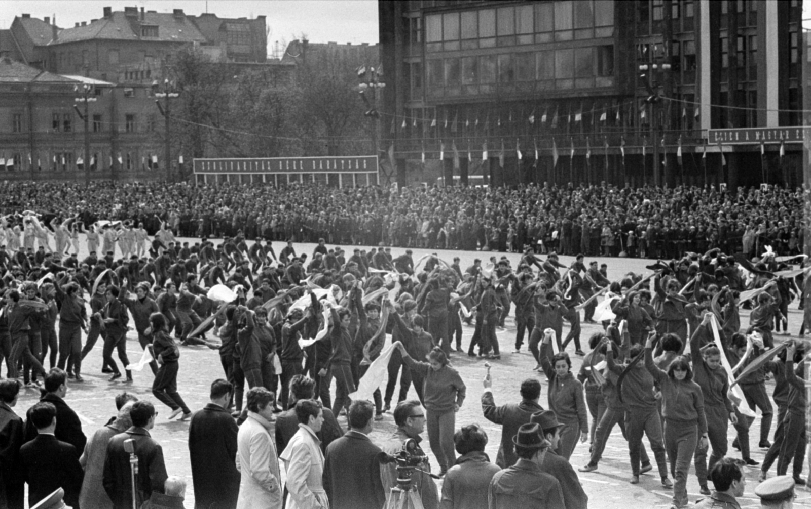 Hungary, Budapest XIV., Ötvenhatosok tere (Felvonulási tér) a Városligeti (Gorkij) fasor torkolata felé nézve. A felvétel a KISZ fogalomtételi ünnepsége alkalmával készült, 1968. április 4-én., 1968, Bojár Sándor, Budapest, Fortepan #179965