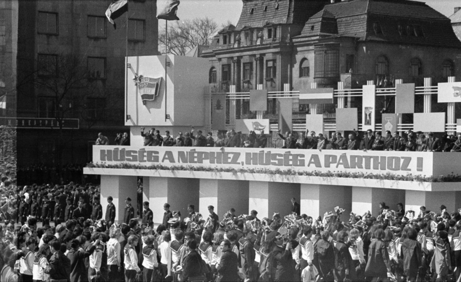 Hungary, Budapest XIV., Ötvenhatosok tere (Felvonulási tér), a tribün mögött a Benczúr utca sarkán álló épület látszik. A felvétel a KISZ fogalomtételi ünnepségén 1968. április 4-én készült., 1968, Bojár Sándor, Budapest, Fortepan #179966