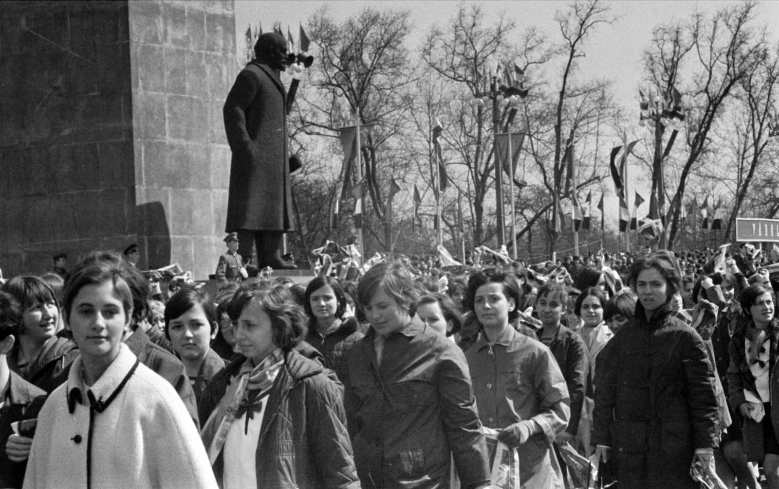 Magyarország, Budapest XIV., Ötvenhatosok tere (Felvonulási tér), balra a Lenin szobor (Pátzay Pál, 1965.). A felvétel a KISZ fogalomtételi ünnepsége alkalmával készült, 1968. április 4-én., 1968, Bojár Sándor, Budapest, Fortepan #179967