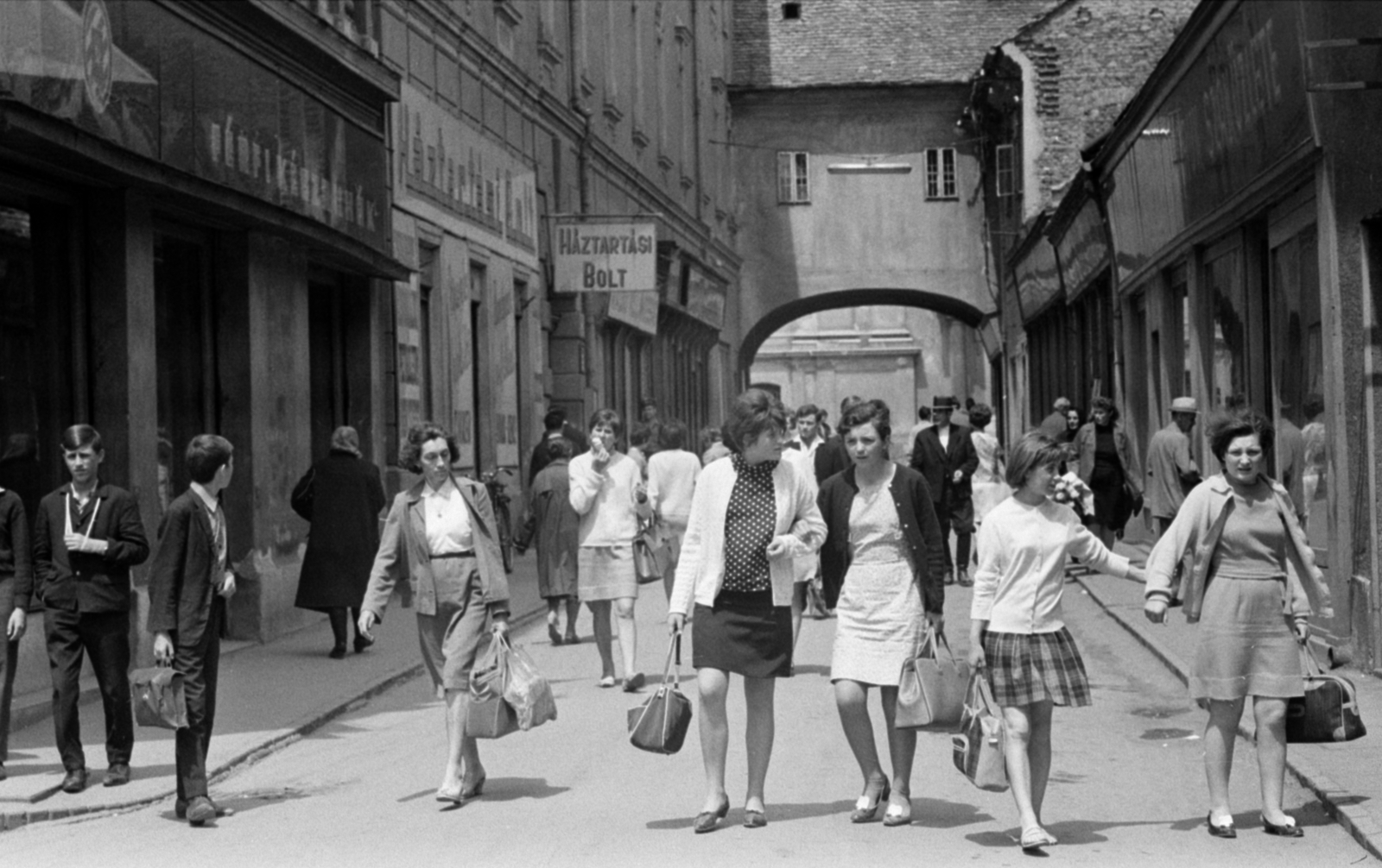 Magyarország, Pápa, Kossuth Lajos utca a Fő tér felé nézve., 1968, Bojár Sándor, séta, Fortepan #179989