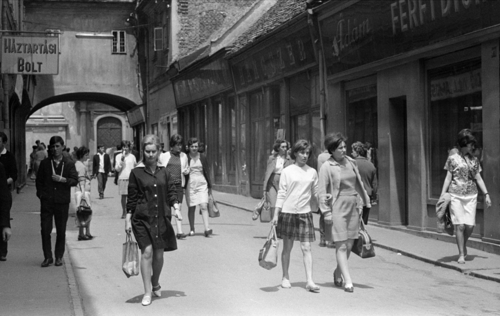 Hungary, Pápa, Kossuth Lajos utca a Fő tér felé nézve., 1968, Bojár Sándor, walk, Fortepan #179990