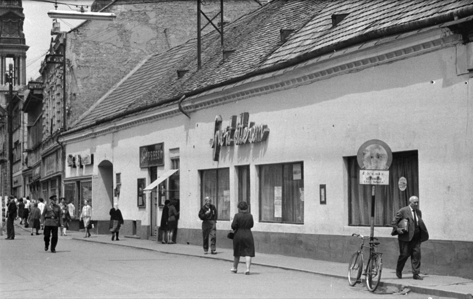 Hungary, Pápa, Kossuth Lajos utca, balra a háttérben a Nagytemplom egyik tornya látszik., 1968, Bojár Sándor, restaurant, bicycle, Fortepan #179991