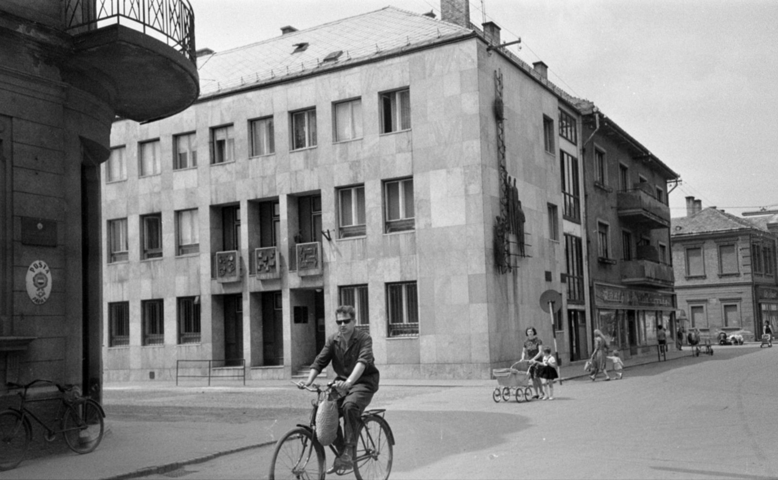 Hungary, Pápa, Kossuth Lajos utca a Major utca kereszteződésétől a Rákóczi Ferenc utca torkolata felé nézve., 1968, Bojár Sándor, bicycle, baby carriage, balcony, Fortepan #179992