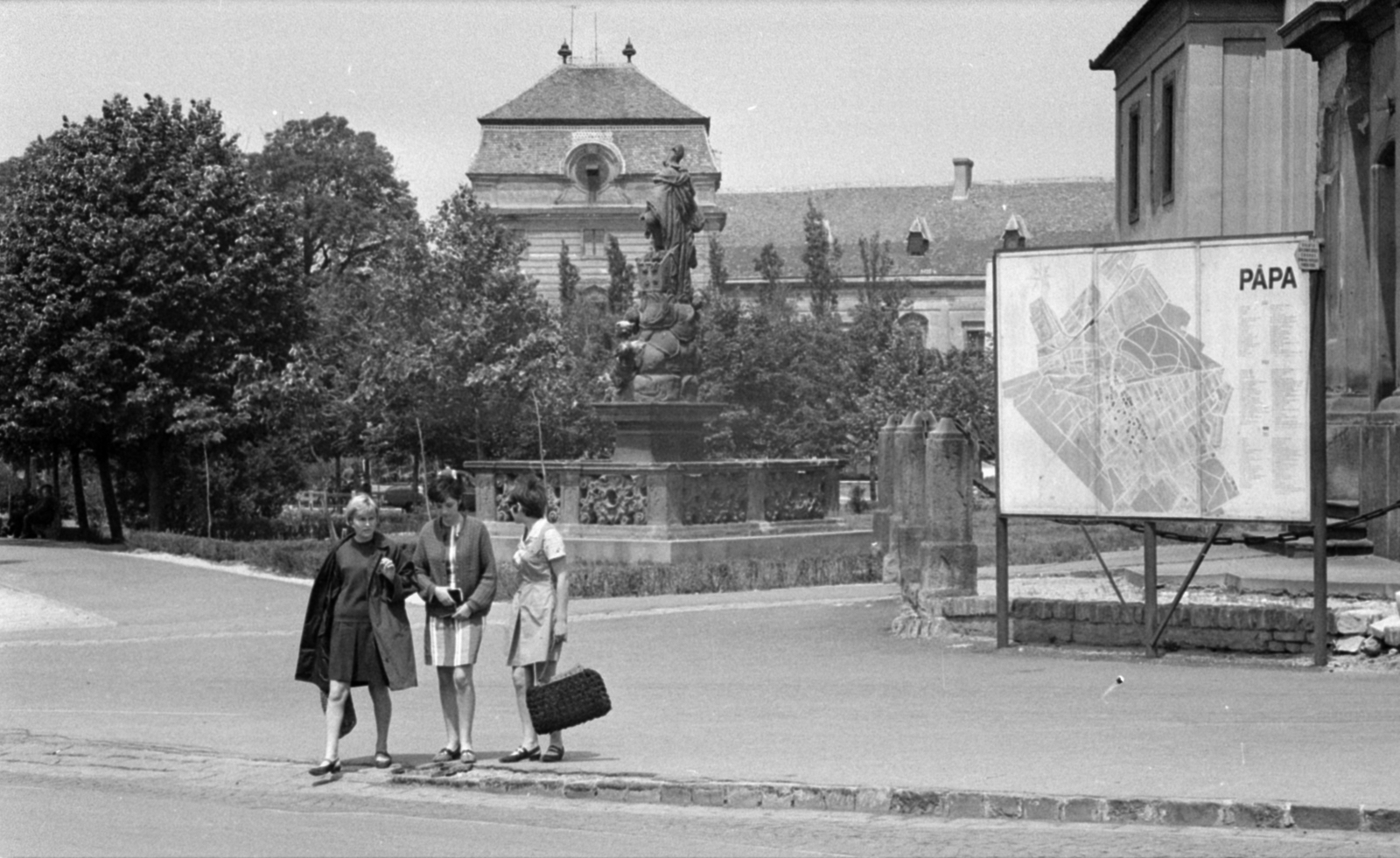 Hungary, Pápa, Fő tér, az Esterházy-kastély előtt Szent Flórián szobra (1753)., 1968, Bojár Sándor, ad, map, Fortepan #179994