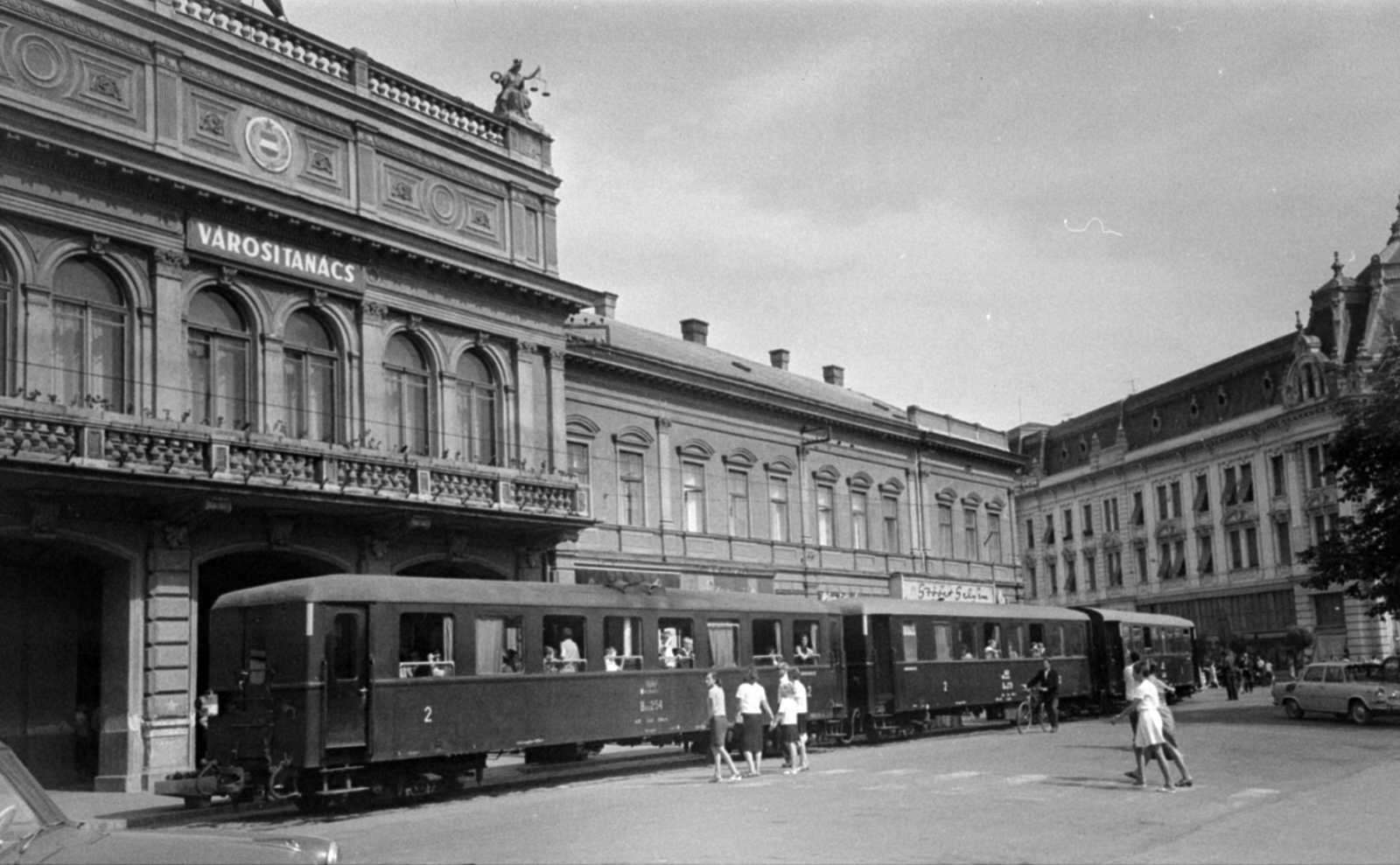 Magyarország, Nyíregyháza, Kossuth tér, Városháza (volt Megyeháza, ma Polgármesteri Hivatal). Az NyVKV (Nyíregyházavidéki Kisvasutak) szerelvénye a villamossal közös pályaszakaszon., 1968, Bojár Sándor, vasút, kisvasút, MÁV Bax, Fortepan #180011