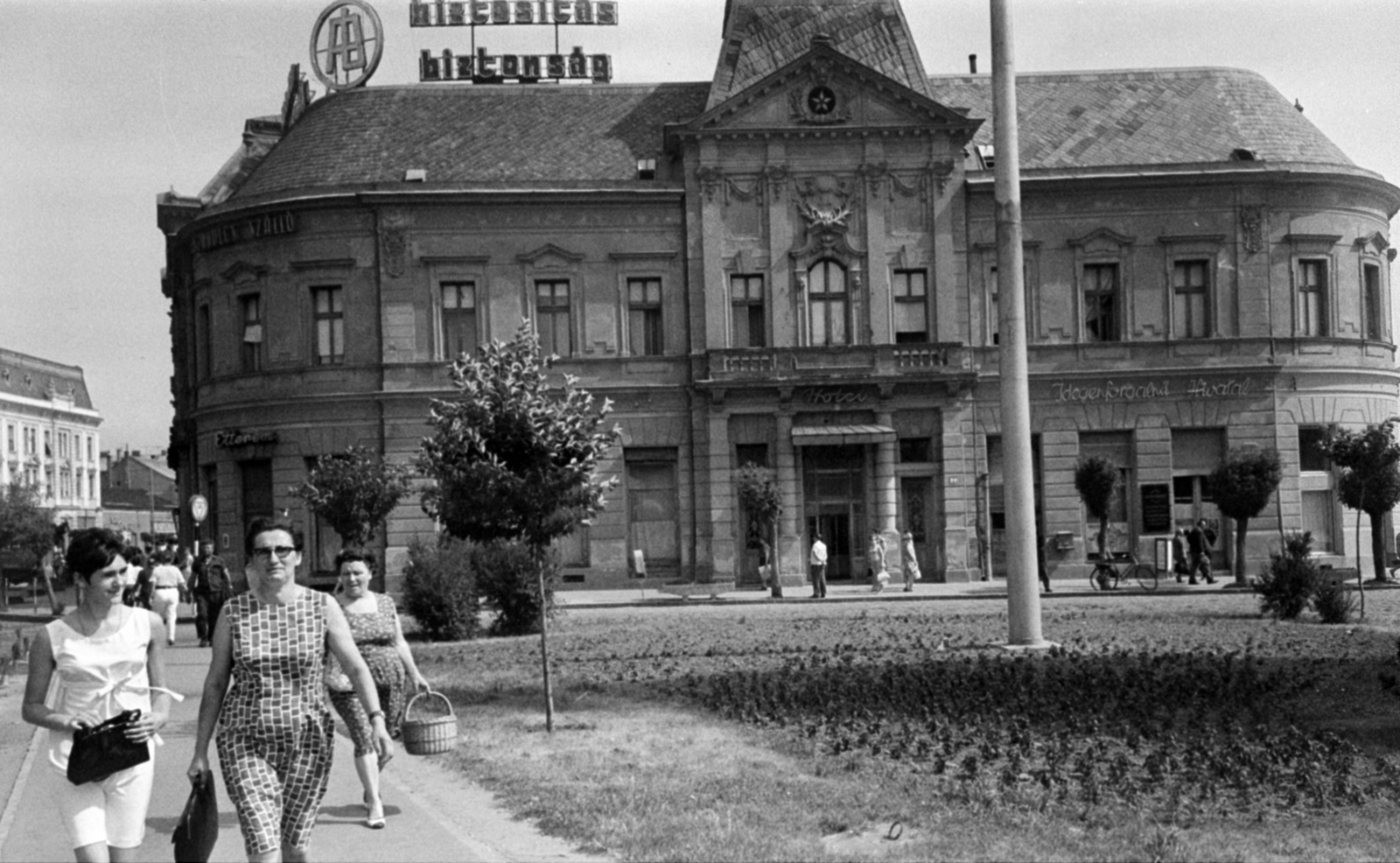 Hungary, Nyíregyháza, Kossuth tér, Korona szálló., 1968, Bojár Sándor, Fortepan #180012