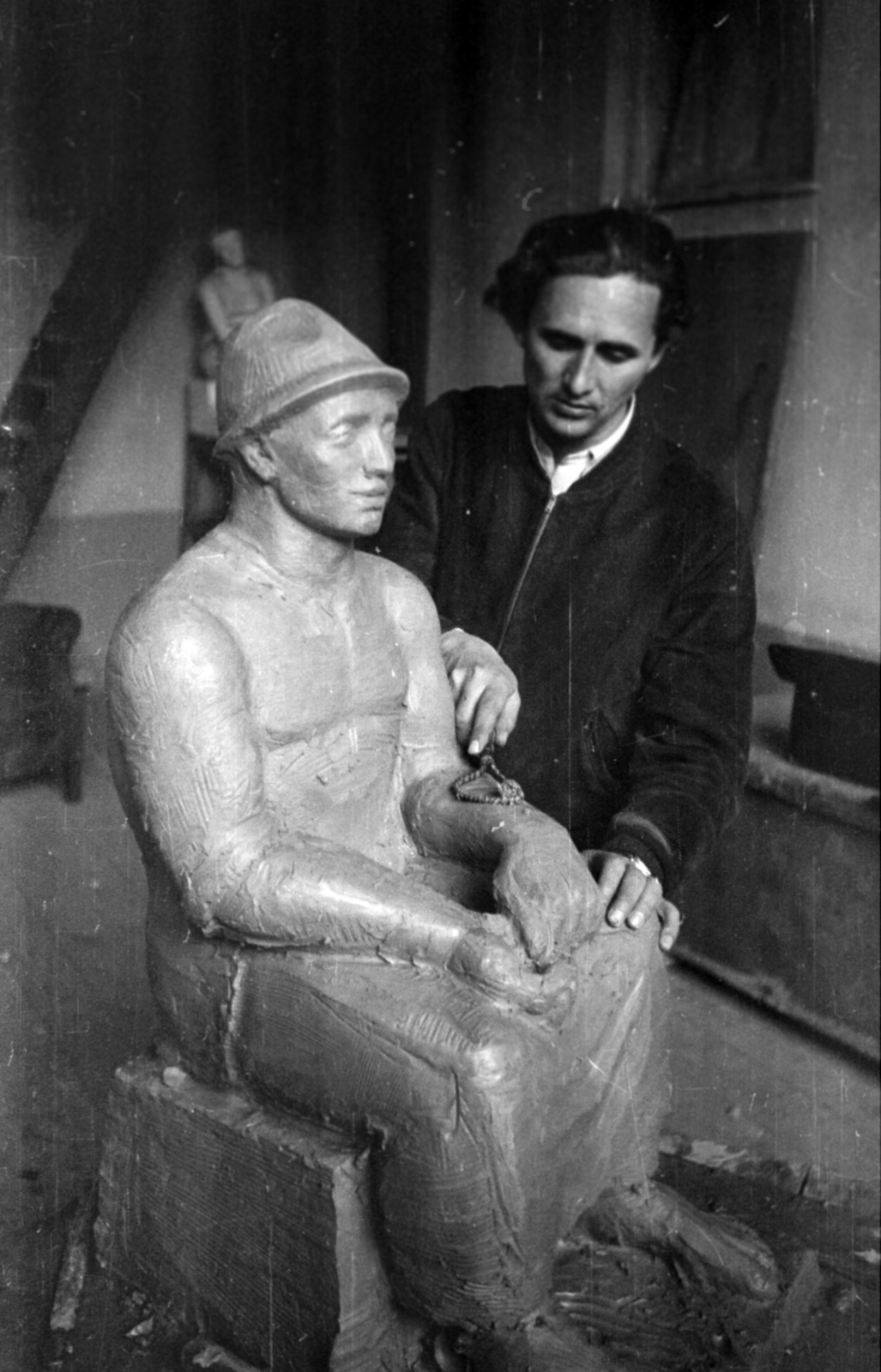 Hungary, Budapest VIII., Százados úti Művésztelep, Szabó István szobrászművész mintázza a „Pihenő béres"-t., 1962, Bojár Sándor, sculpture, Budapest, Fortepan #180038