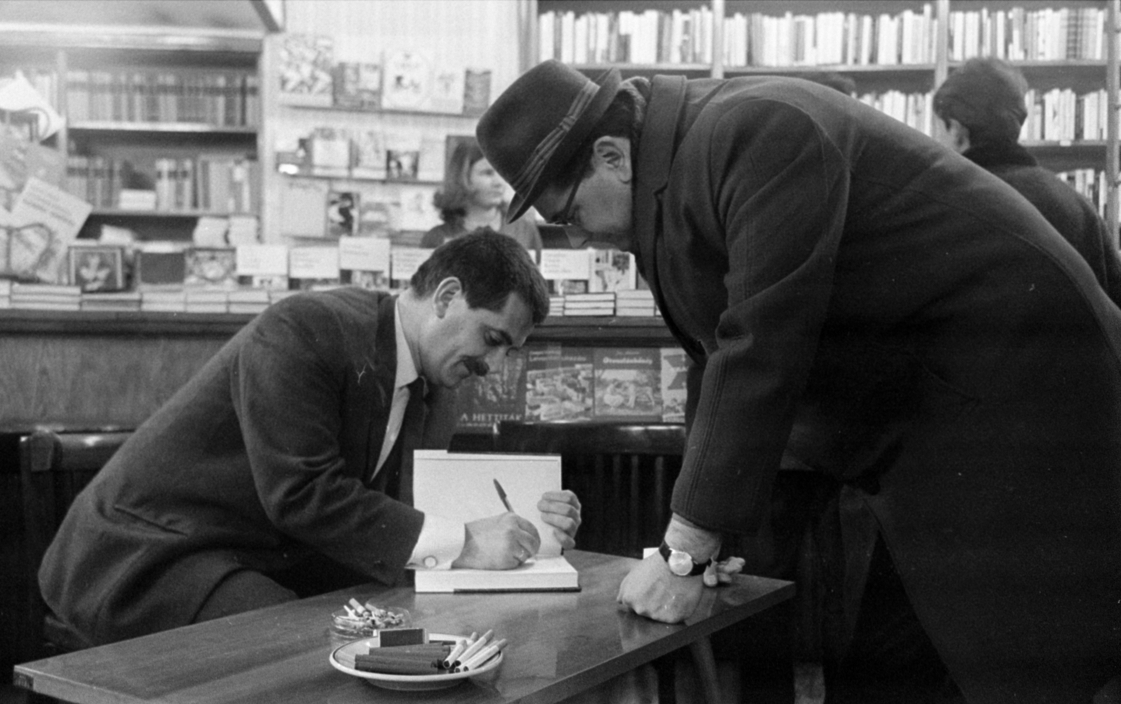 Magyarország, Budapest VIII., József körút 5., Népszabadság Könyvesbolt. Juhász Ferenc költő dedikálja a Szent Tűzözön regéi című új verseskötetét., 1969, Bojár Sándor, Budapest, Fortepan #180046