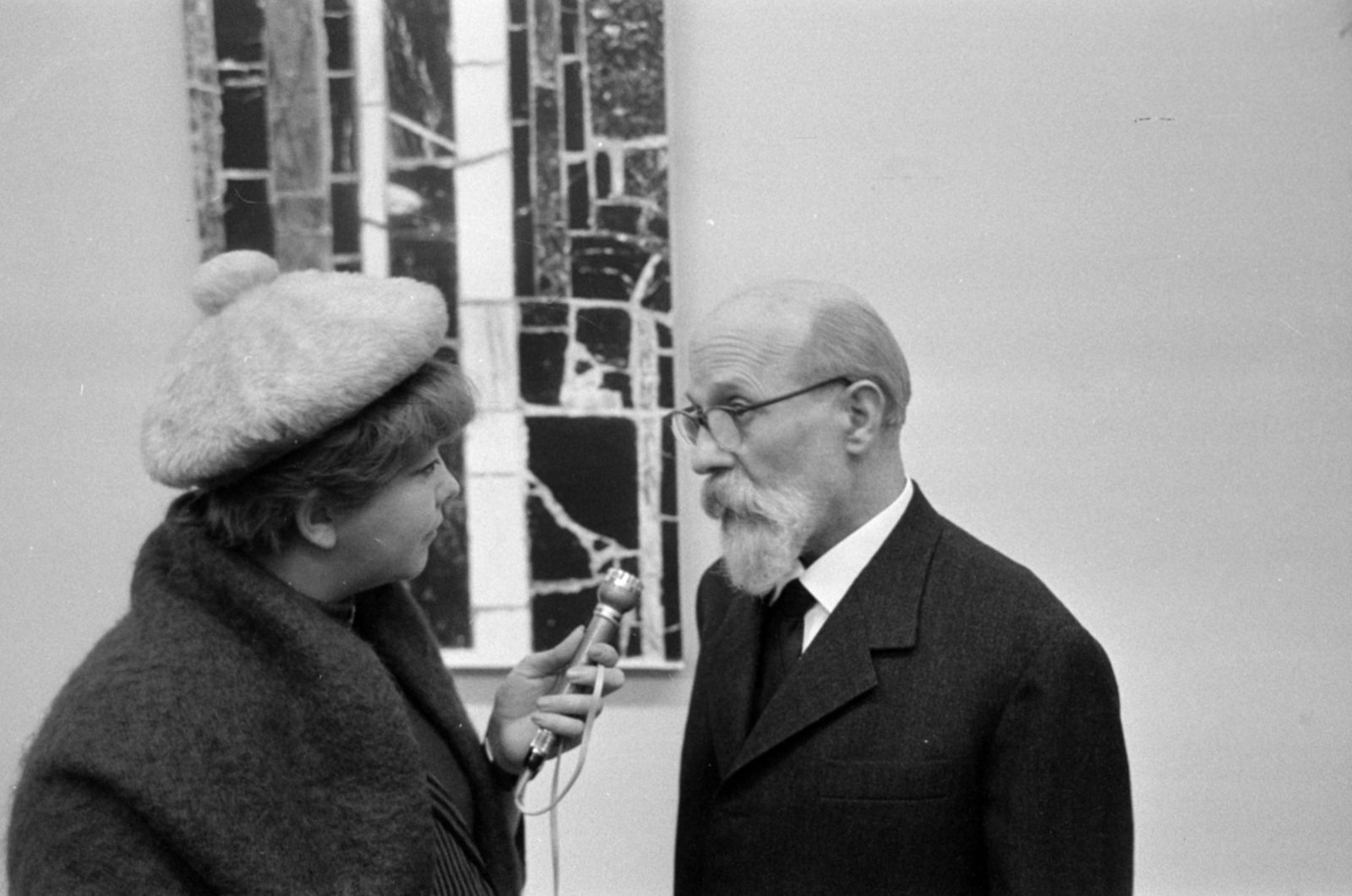Magyarország, Budapest VI., Nagymező utca 8., Ernst Múzeum. A felvétel Barcsay Jenő festőművész kiállításának megnyitásakor, 1966. december 3-án készült. Balra Szatmári Ilona, a Magyar Rádió riportere., 1966, Bojár Sándor, Budapest, Fortepan #180056