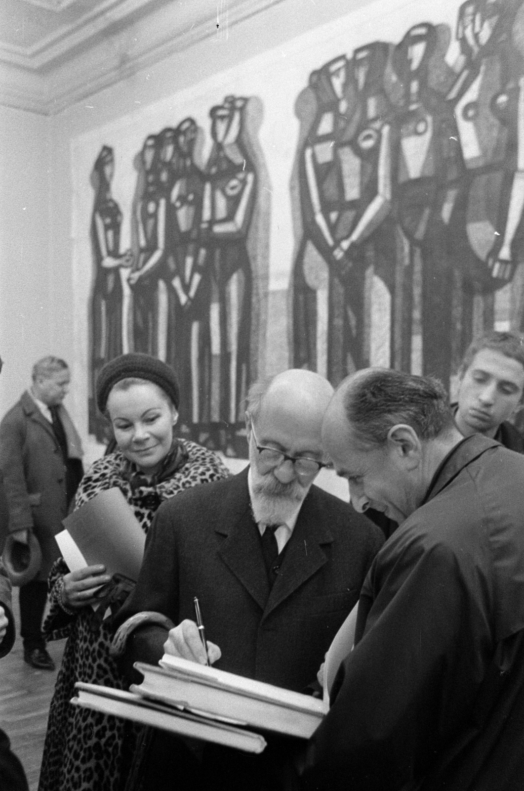 Magyarország, Budapest VI., Nagymező utca 8., Ernst Múzeum. A felvétel Barcsay Jenő festőművész kiállításának megnyitásakor, 1966. december 3-án készült. Háttérben a művész Asszonyok című mozaikjának terve. A kivitelezett alkotás a Hevesi Sándor téri színházban került felállításra., 1966, Bojár Sándor, Budapest, Fortepan #180059