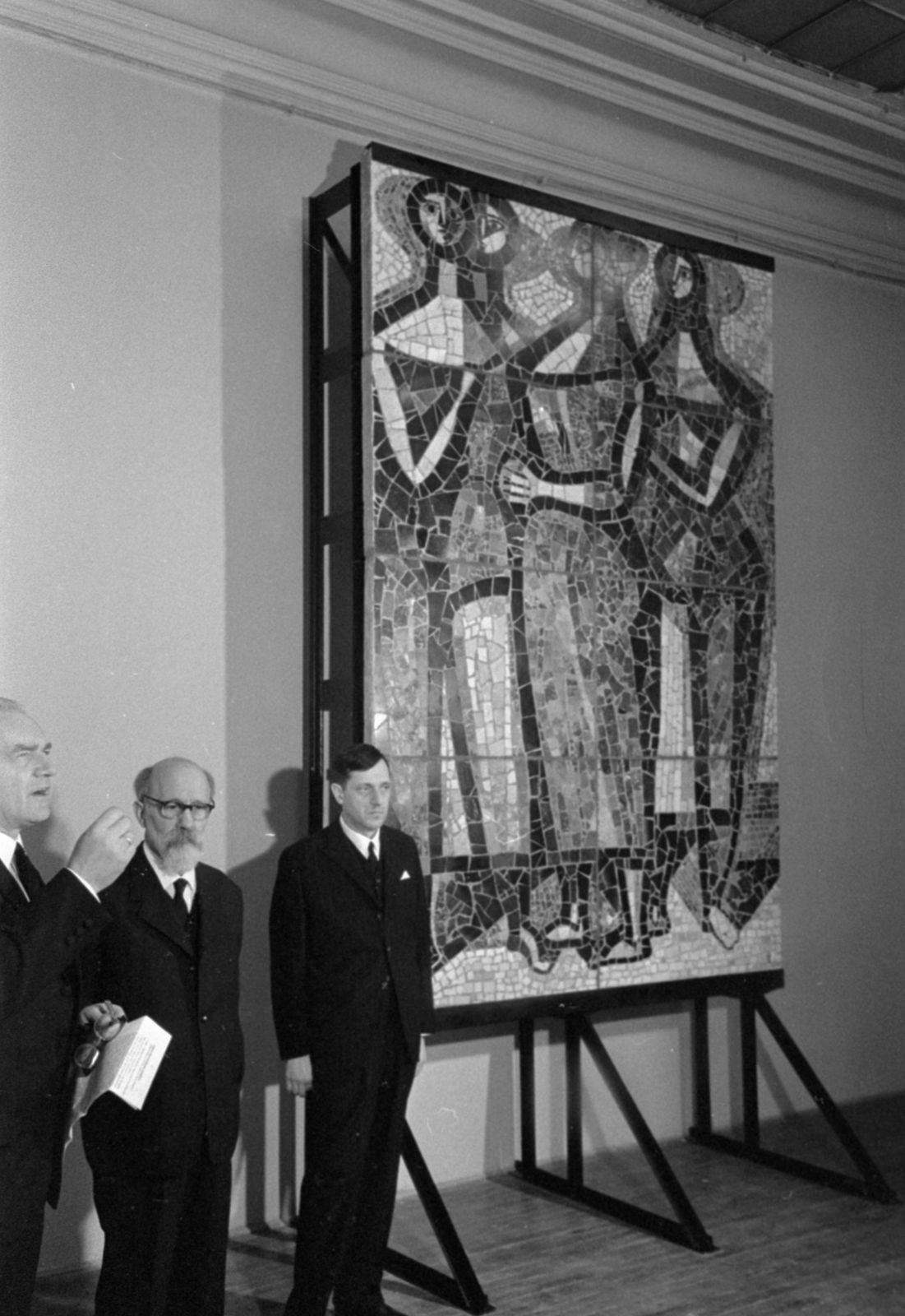 Magyarország, Budapest VI., Nagymező utca 8., Ernst Múzeum. A felvétel Barcsay Jenő festőművész kiállításának megnyitásakor, 1966. december 3-án készült. Háttérben a művész Beszélgetők című mozaikjának részlete. A Csákvári Nagy Lajos szobrász-, festő- és mozaikművész közreműködésével kivitelezett alkotás később Miskolcon, az Egyetem Központi Könyvtárának földszinti előterében került elhelyezésre., 1966, Bojár Sándor, mozaik, Budapest, Fortepan #180060
