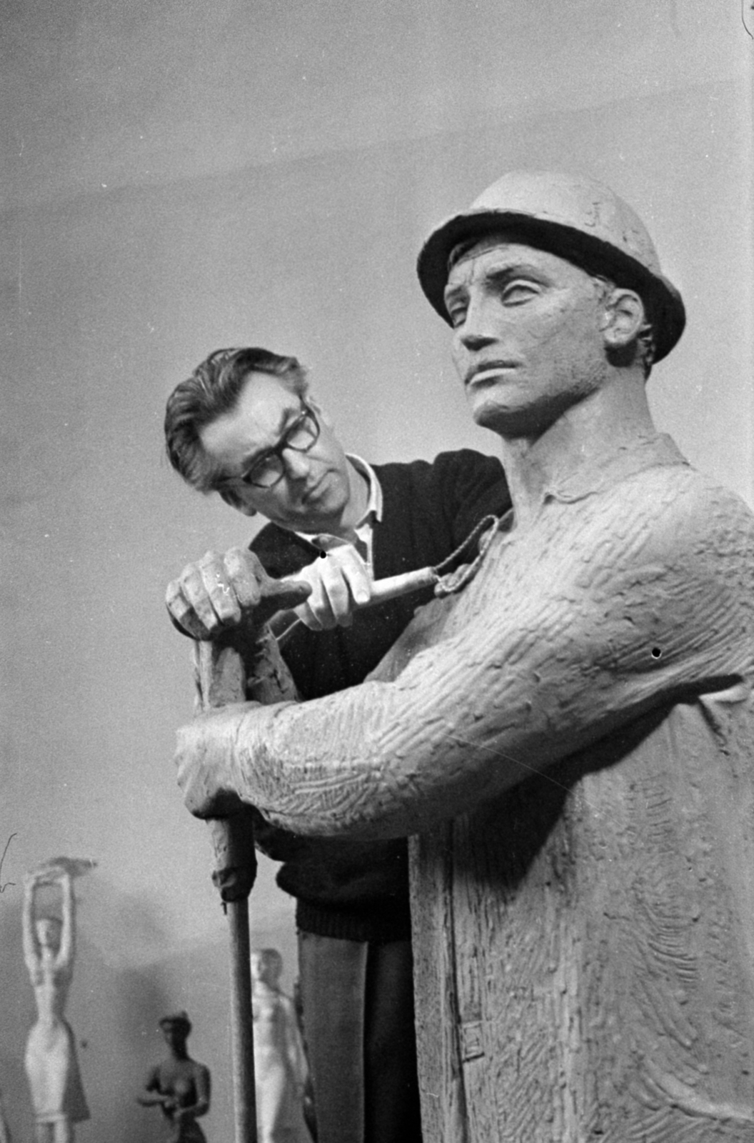 Hungary, Budapest VIII., Százados úti Művésztelep. Búza Barna szobrászművész műtermében az Olajfúró munkás című szobor agyagmintáján dolgozik. Bronzbaöntve Egerben lett felállítva 1969-ben., 1968, Bojár Sándor, metallurgy, sculptor, Budapest, studio, Fortepan #180067