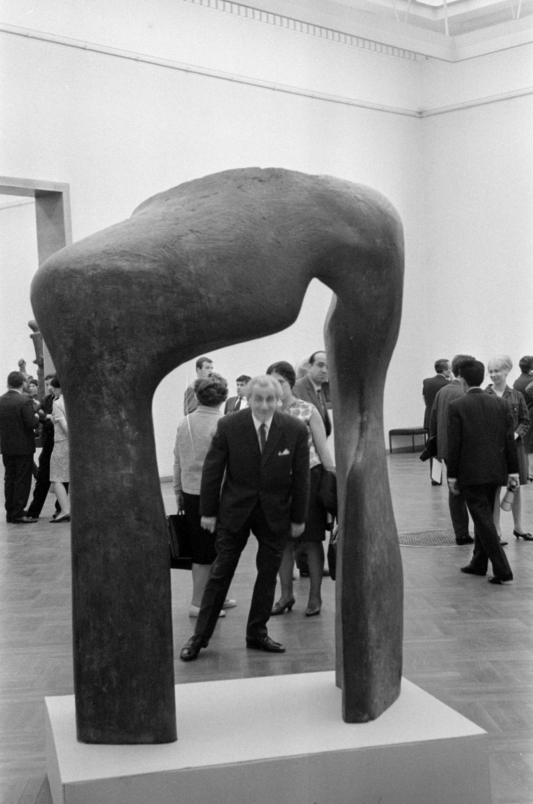 Hungary, Budapest XIV., Műcsarnok, Henry Moore angol szobrászművész kiállítása., 1967, Bojár Sándor, Budapest, Fortepan #180087