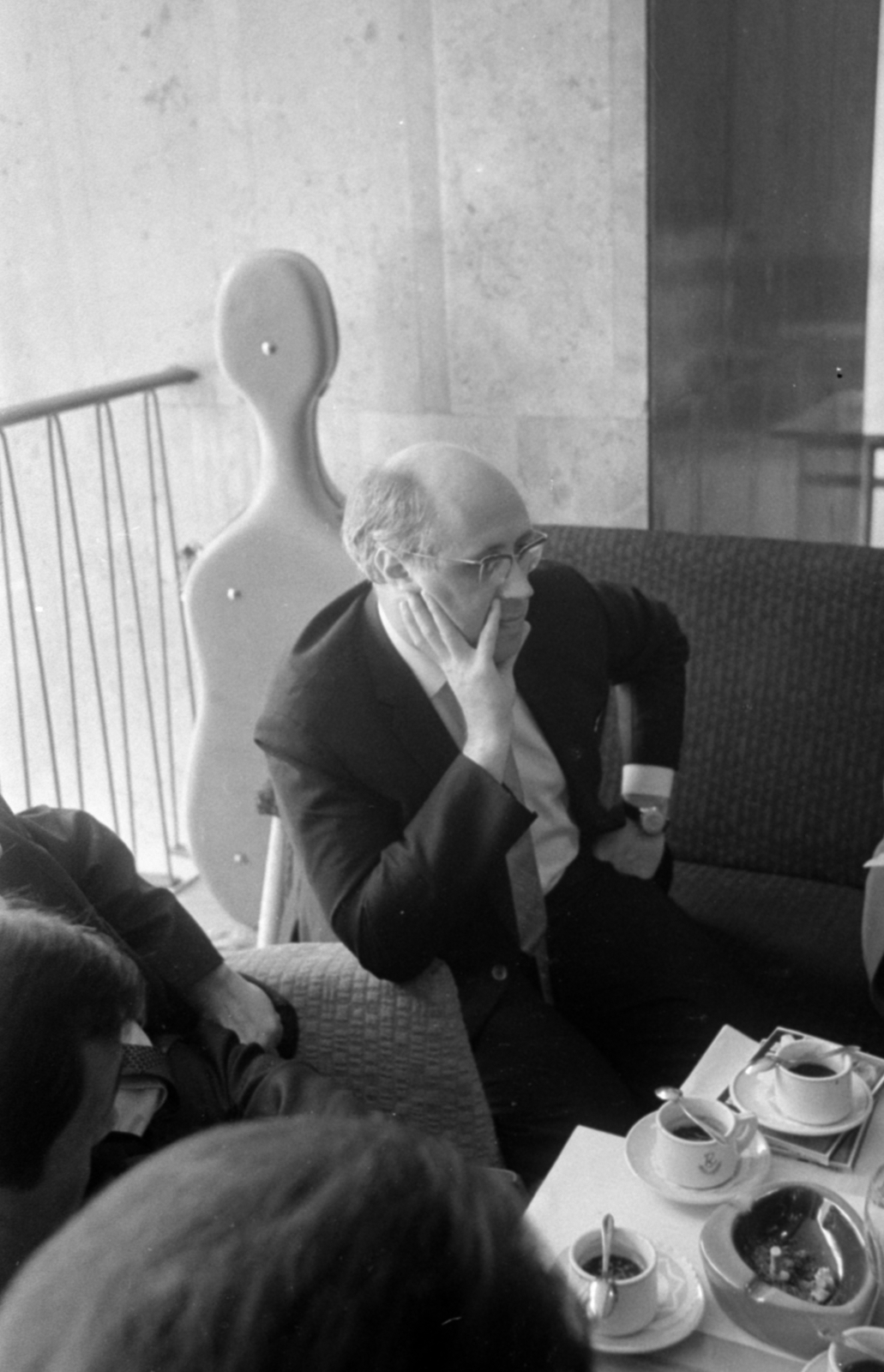 Hungary, Budapest VII., Erzsébet (Lenin) körút 49., galéria a Royal szálló halljában. Msztyiszlav Rosztropovics szovjet gordonkaművész., 1967, Bojár Sándor, Budapest, Fortepan #180089