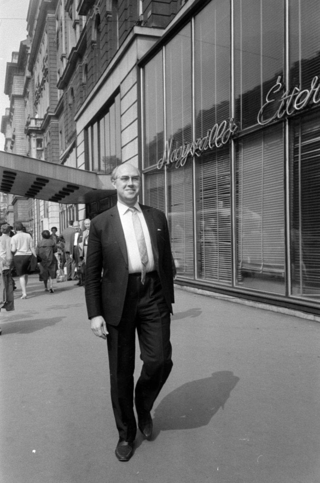 Hungary, Budapest VII., Erzsébet (Lenin) körút, a Royal szálló előtt Msztyiszlav Rosztropovics szovjet gordonkaművész., 1967, Bojár Sándor, Budapest, Fortepan #180090