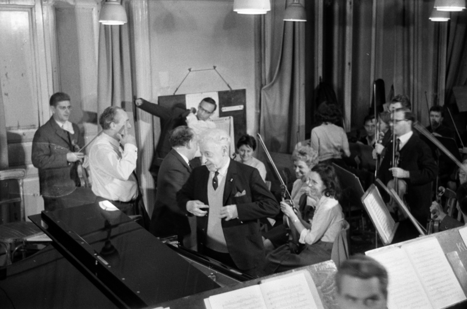 Magyarország, Budapest, a felvétel Arthur Rubinstein zongoraművész Erkel Színházbeli hangversenye előtti próba alkalmával készült. Előtérben középen Ferencsik János karmester és Arthur Rubinstein., 1966, Bojár Sándor, Fortepan #180094
