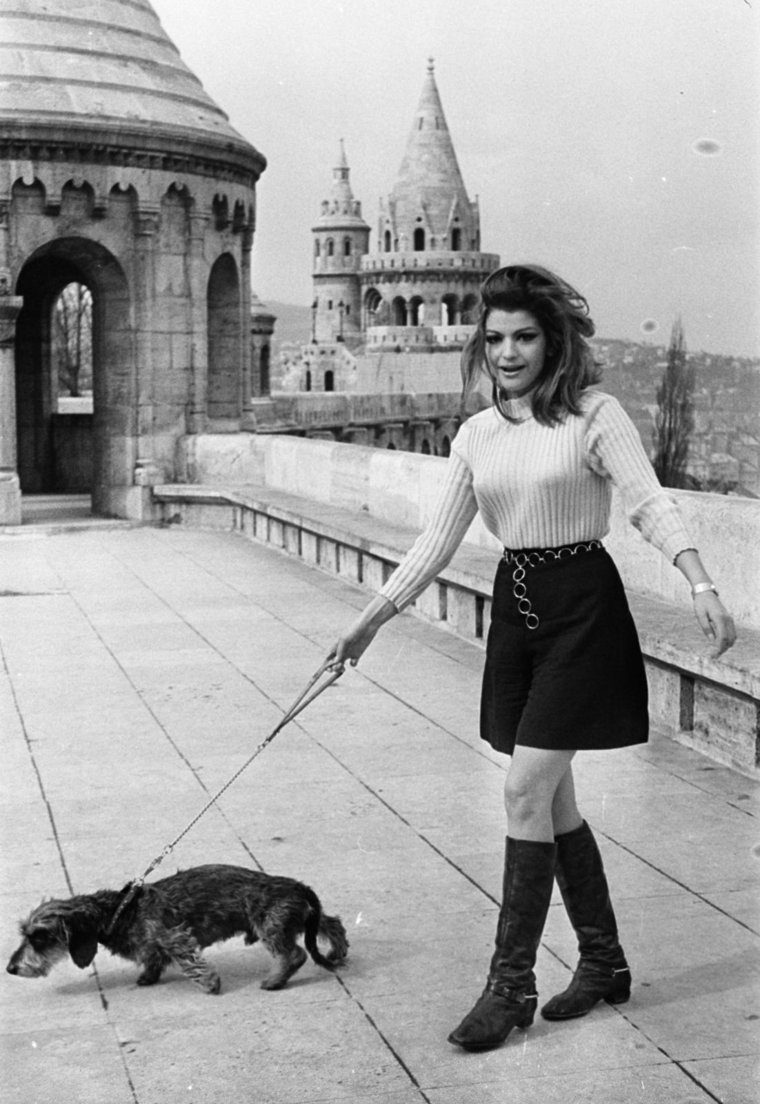 Hungary, Halászbástya, Budapest I., Marie-Ange Anies francia filmszínésznő., 1968, Bojár Sándor, dog, Budapest, Fortepan #180100