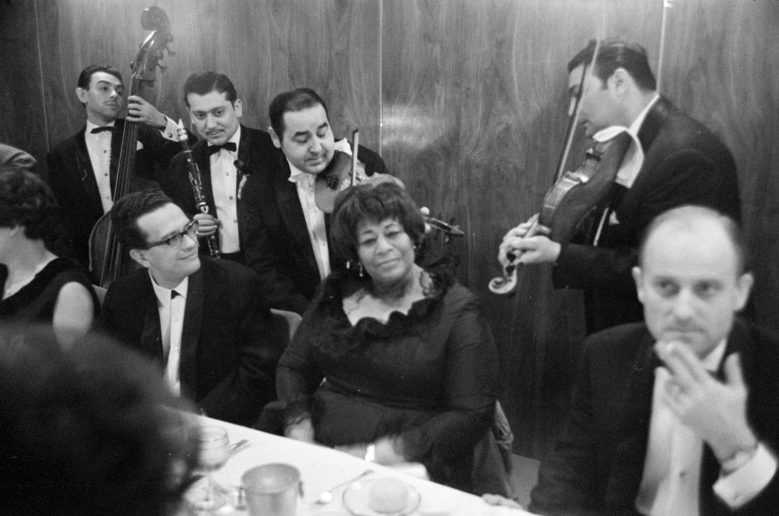 Hungary, Budapest VII., Erzsébet (Lenin) körút 43-49., Royal Szálló. Ella Fitzgerald világhírű amerikai dzsesszénekesnő első budapesti fellépése után ellátogatott a Cigánybálba. A felvétel 1968. február 29-én készült., 1968, Bojár Sándor, Budapest, Fortepan #180102