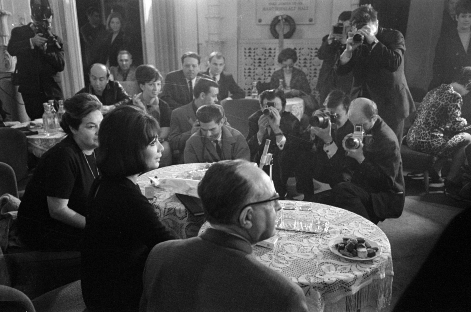 Hungary, Budapest VI., Andrássy út (Népköztársaság útja) 101. MÚOSZ székház, Juliette Gréco francia sanzonénekesnő sajtótájékoztatója., 1967, Bojár Sándor, actor, Budapest, Fortepan #180103