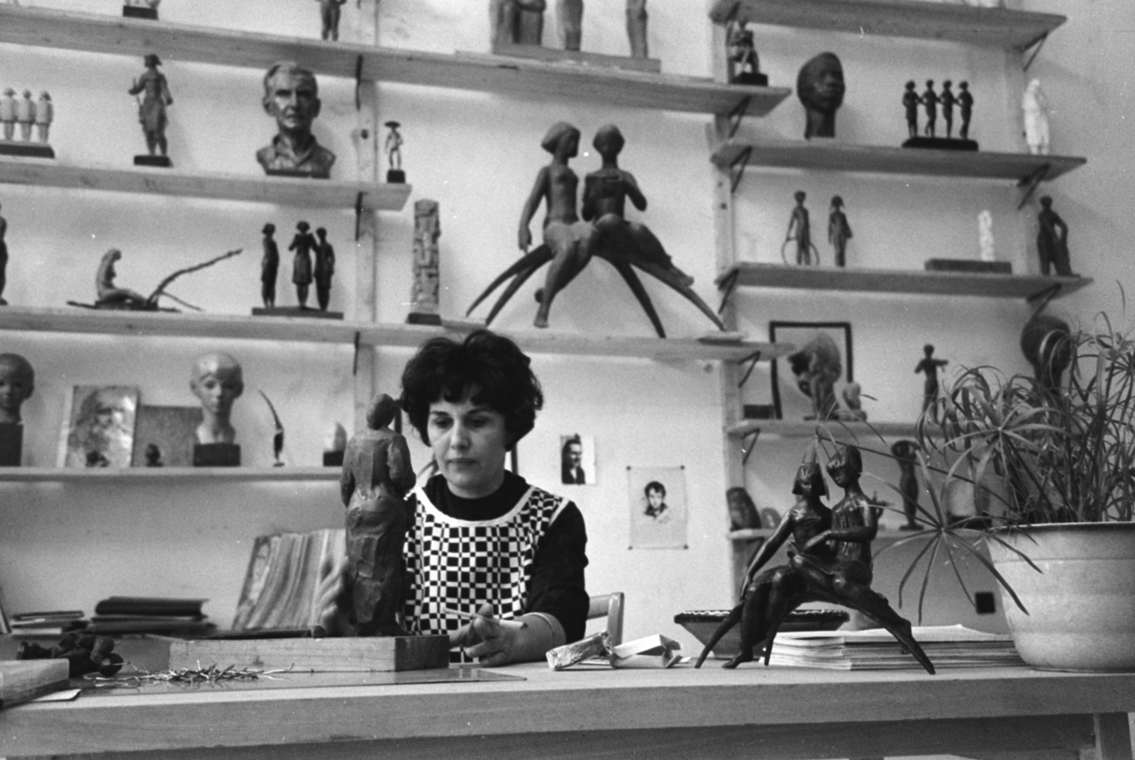 Hungary, Veszprém, R. Kiss Lenke szobrászművész a műtermében., 1967, Bojár Sándor, sculpture, table, sculptor, indoor plants, studio, Fortepan #180145