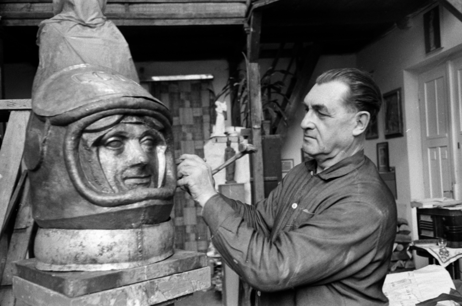 Hungary, Budapest VIII., Százados úti Művésztelep, Pándi Kiss János szobrászművész a műtermében Vlagyimir Mihajlovics Komarov szovjet űrhajós bronz szobrán dolgozik, amely Pápán a katonai repülőtér parkjában lett felállítva., 1968, Bojár Sándor, Budapest, studio, Fortepan #180158