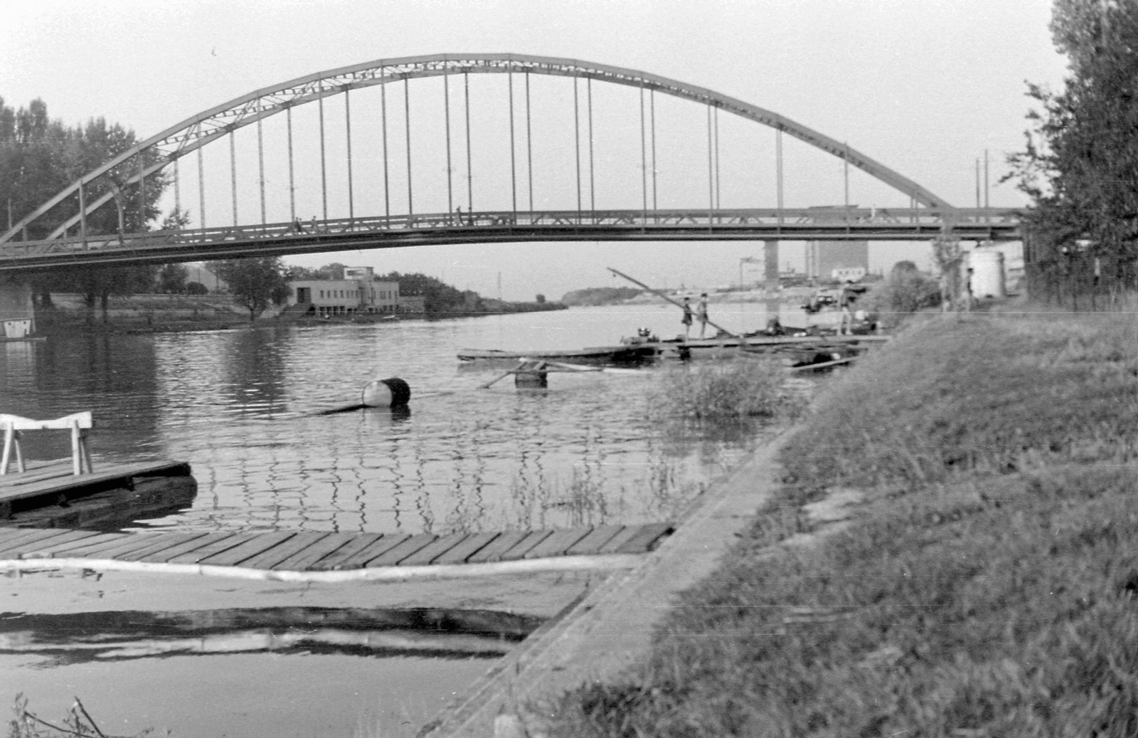 Magyarország, Győr, Kossuth híd a papnevelde alatti partról nézve. Balra a túlparton a Richards Finomposztógyár csónakháza., 1954, Magyar Rendőr, híd, Beke József-terv, Fortepan #18016