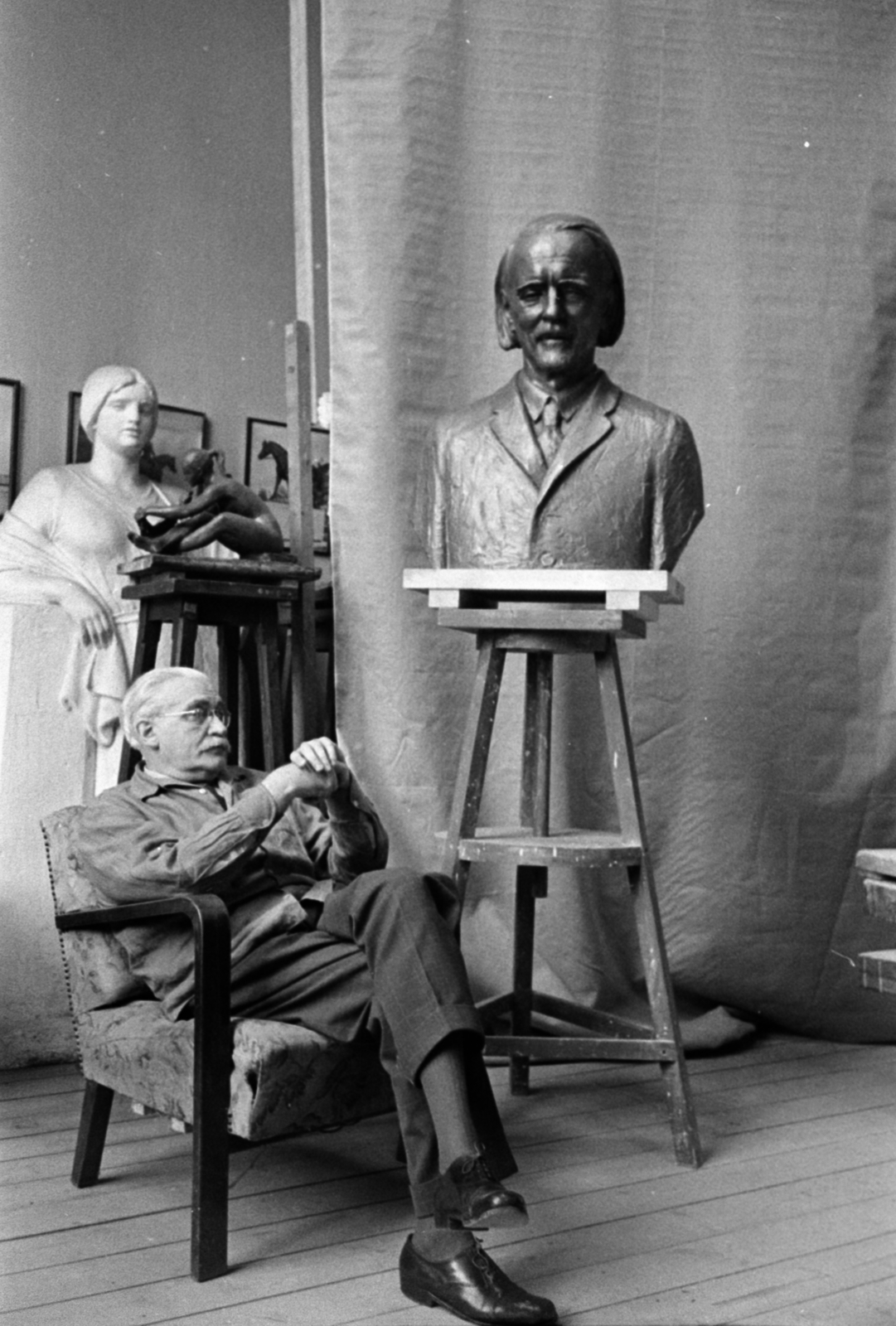 Magyarország, Budapest VI., Pátzay Pál szobrászművész epreskerti műtermében, Kodály Zoltán mellszobrával. Balra a háttérben a Támaszkodó nő szobra, később Kodály síremlékeként került felállításra., 1966, Bojár Sándor, Budapest, műterem, Fortepan #180160