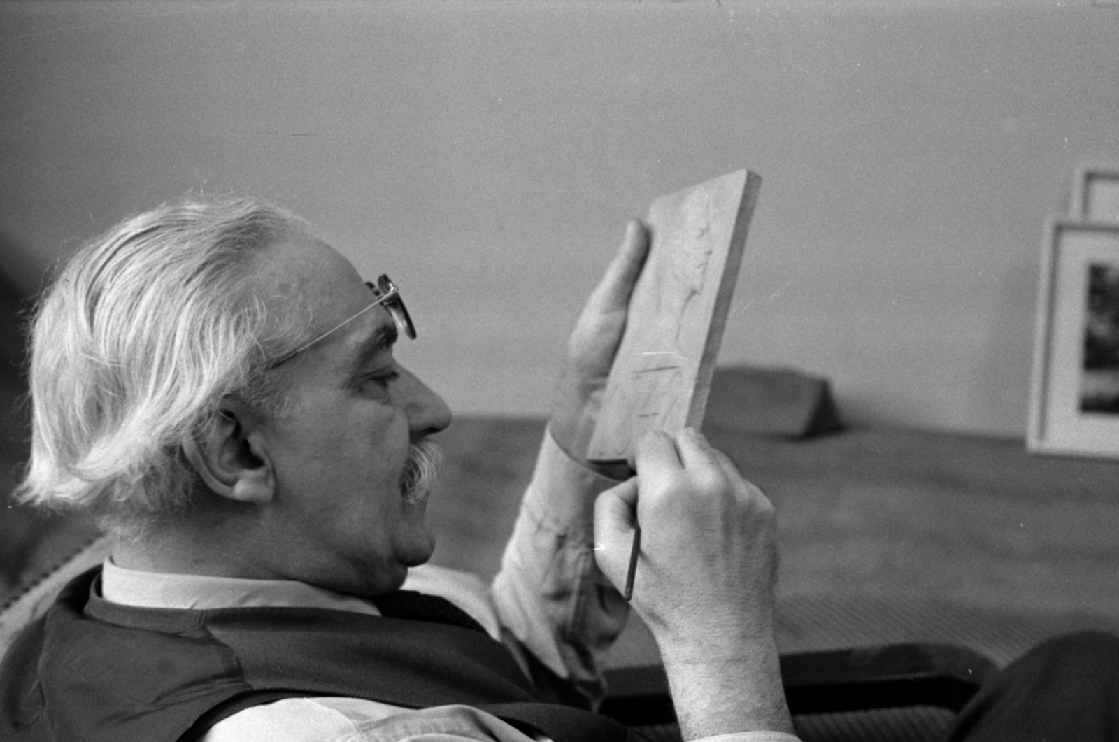 Magyarország, Budapest VI., Pátzay Pál szobrászművész epreskerti műtermében. Kezében az Antifasiszta tüntetés emléke (alternatív címe: Petőfi / 1942-es emléktábla) Petőfi bronz domborművének gipsz modelljével. Az emléktábla a Budapest V. Petőfi tér 1. számú ház falára került., 1966, Bojár Sándor, Budapest, műterem, Fortepan #180164