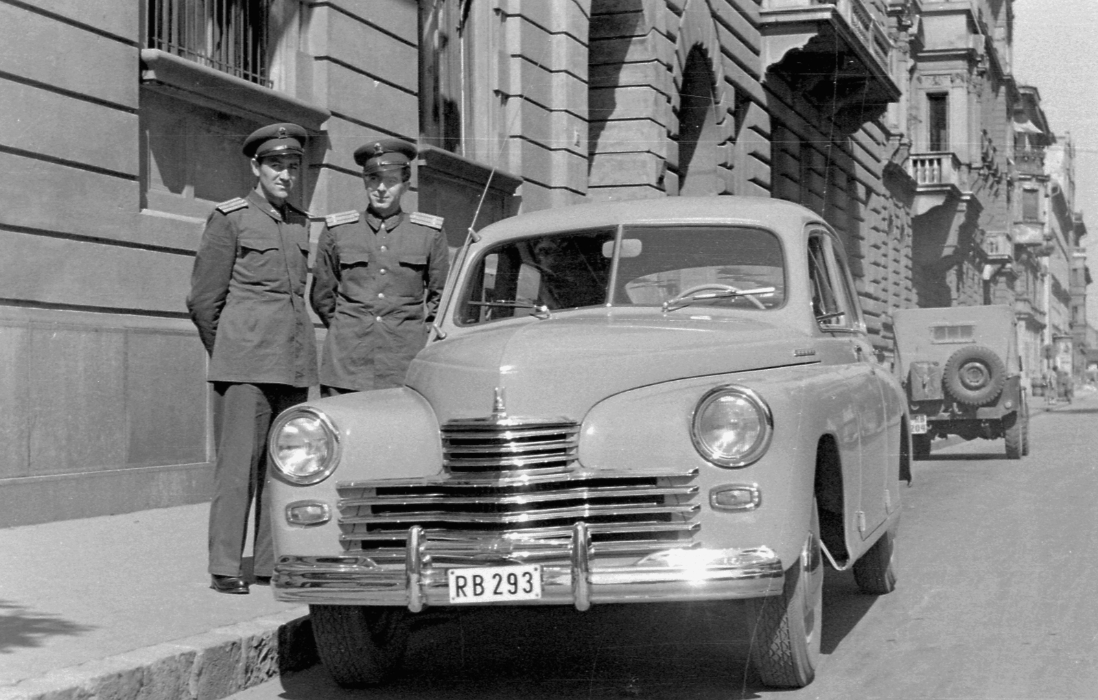 Magyarország, Budapest VI., Bajza utca a Kmety György (Kmetty) utcától a Szondi utca felé nézve. GAZ M-20 Pobjeda típusú személygépkocsi., 1954, Magyar Rendőr, közlekedés, szovjet gyártmány, GAZ-márka, rendőr, GAZ M20 Pobjeda, rendszám, Budapest, hátratett kéz, Fortepan #18017