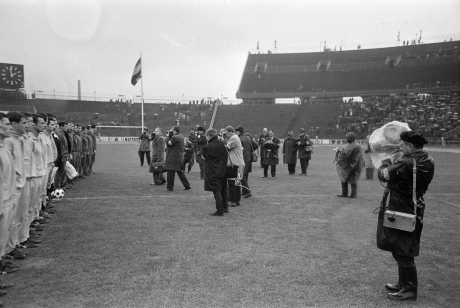 Magyarország, Népstadion, Budapest XIV., 1966. október 30. Magyarország - Ausztria 3:1 (1:0) válogatott labdarúgó-mérkőzés., 1966, Bojár Sándor, Budapest, Fortepan #180176