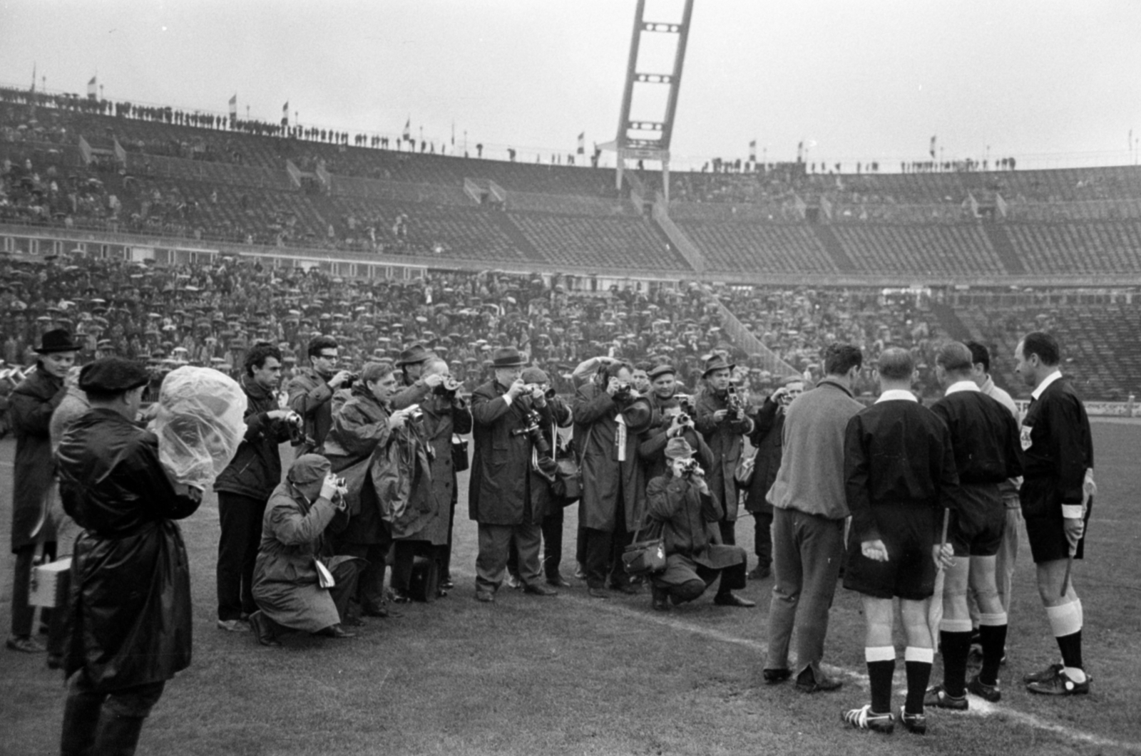 Magyarország, Népstadion, Budapest XIV., 1966. október 30. Magyarország - Ausztria 3:1 (1:0) válogatott labdarúgó-mérkőzés., 1966, Bojár Sándor, Budapest, Fortepan #180177