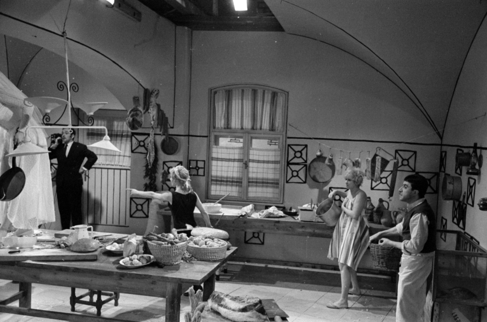 Hungary, Budapest XIV., Róna (Lumumba) utca, a MAFILM stúdiója a Nem várok holnapig című film (rendező: Kormos Gyula) forgatásakor. Balra Márkus László, jobbra Hável László színművészek., 1967, Bojár Sándor, filming, Budapest, Fortepan #180181