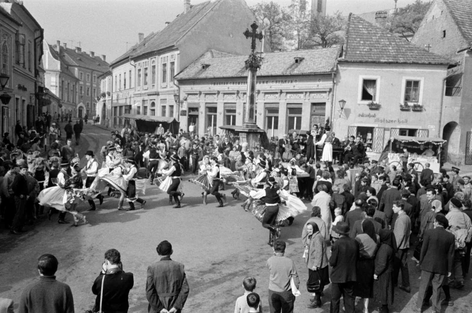 Hungary, Szentendre, Fő (Marx) tér, a Les Globe-trotters (Világjárók) című francia tévé sorozat Le Transfert című epizódjának forgatása., 1966, Bojár Sándor, filming, Fortepan #180197