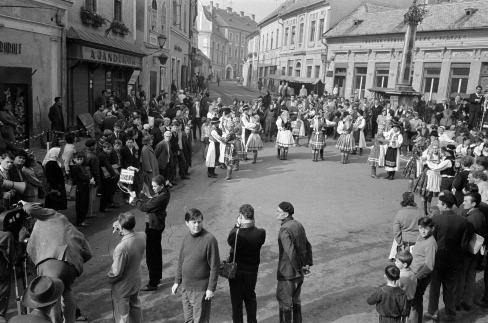 Hungary, Szentendre, Fő (Marx) tér, a Les Globe-trotters (Világjárók) című francia tévé sorozat Le Transfert című epizódjának forgatása., 1966, Bojár Sándor, filming, Fortepan #180198