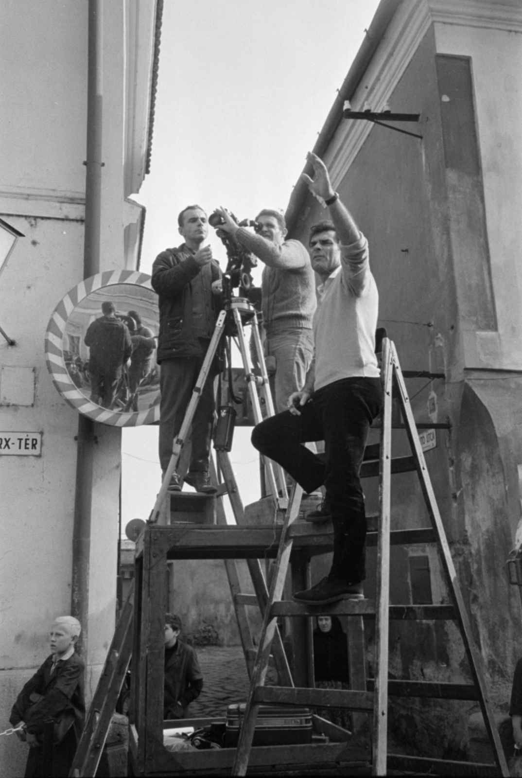Magyarország, Szentendre, Fő (Marx) tér, a Les Globe-trotters (Világjárók) című francia tévé sorozat Le Transfert című epizódjának forgatása., 1966, Bojár Sándor, filmforgatás, Fortepan #180200