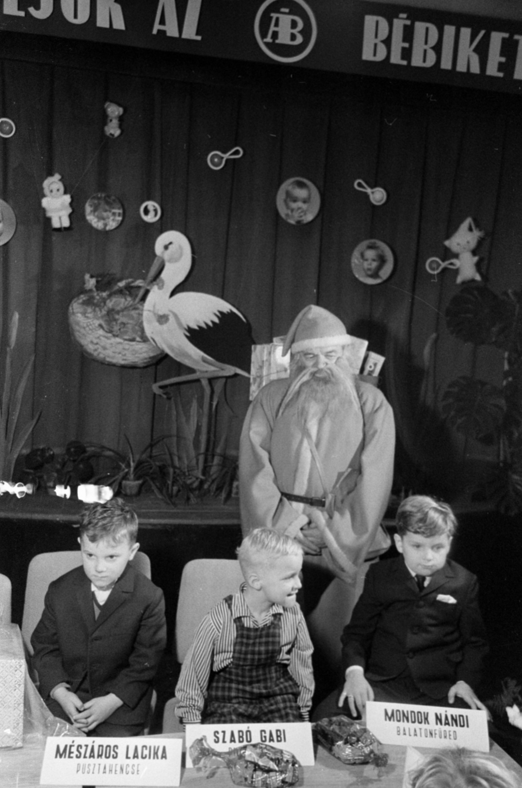 Magyarország, Budapest IX., Üllői út 1., az Állami Biztosító főigazgatósága, a felvétel az ÁB bébiknek rendezett Mikulás ünnepségen készült., 1966, Bojár Sándor, Budapest, Fortepan #180223