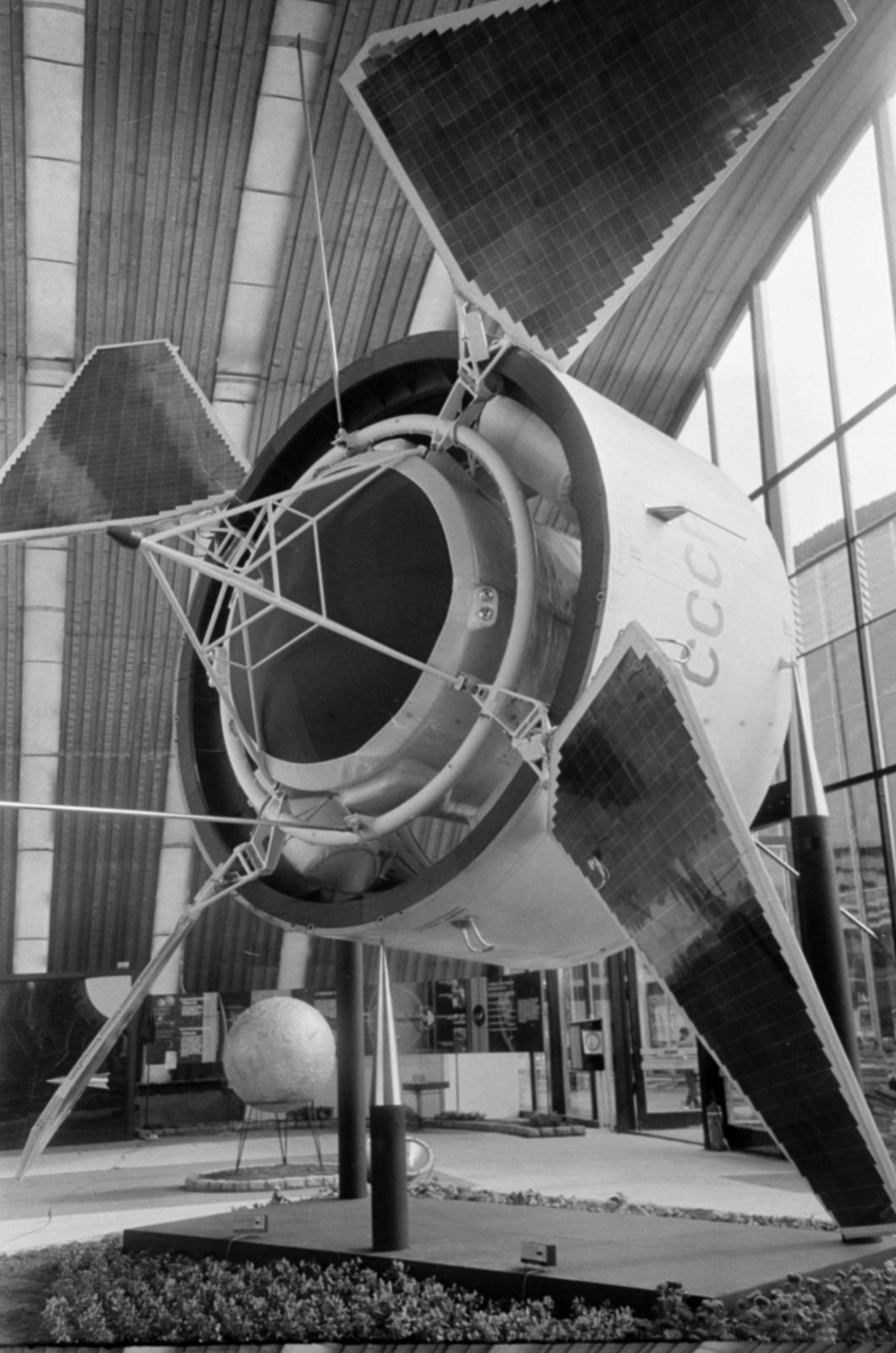 Magyarország, Városliget, Budapest XIV., a BNV területe, a Szovjet tudomány és technika 50 éve jubileumi kiállítása 1967. szeptember 1-24. Proton-1 tudományos műhold, űrlaboratórium., 1967, Bojár Sándor, Budapest, űrhajó, makett, Fortepan #180232