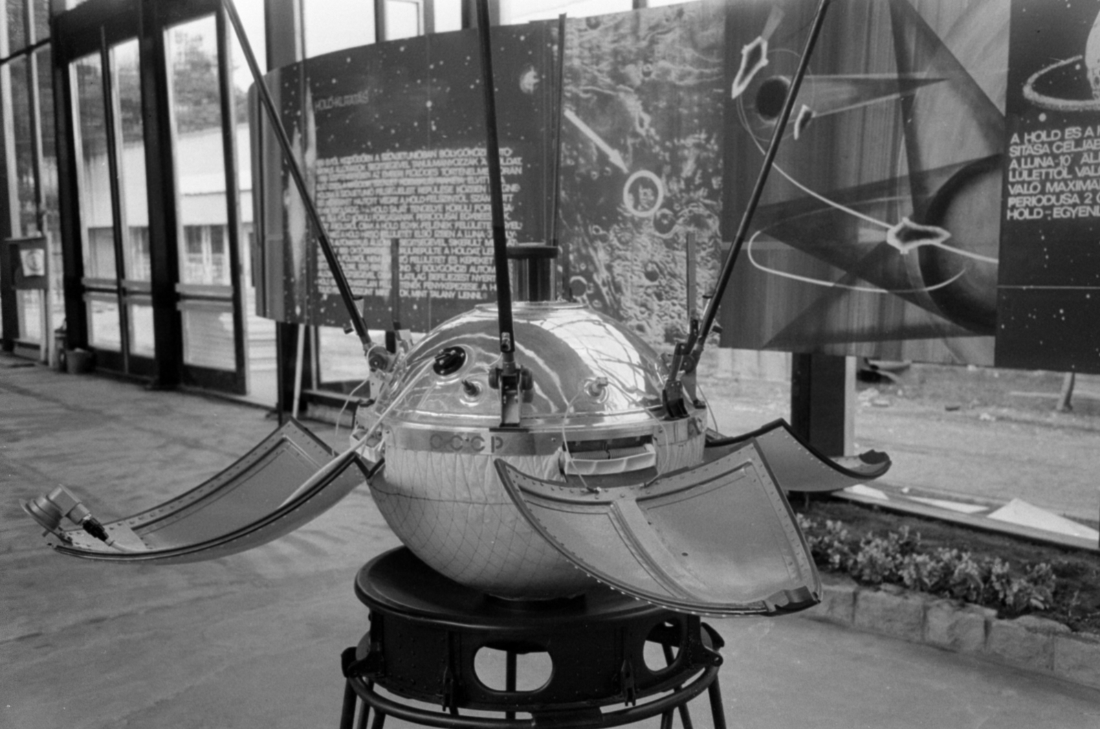 Hungary, Budapest XIV., a BNV területe, a Szovjet tudomány és technika 50 éve jubileumi kiállítása 1967. szeptember 1-24. A Luna 9 leszálló egységének mása. A felfelé néző csövek a vételi antennák, a szétnyitott, homorú, héjszerű lapátok pedig a televíziós adóantennák., 1967, Bojár Sándor, Budapest, spaceship, model, Fortepan #180233