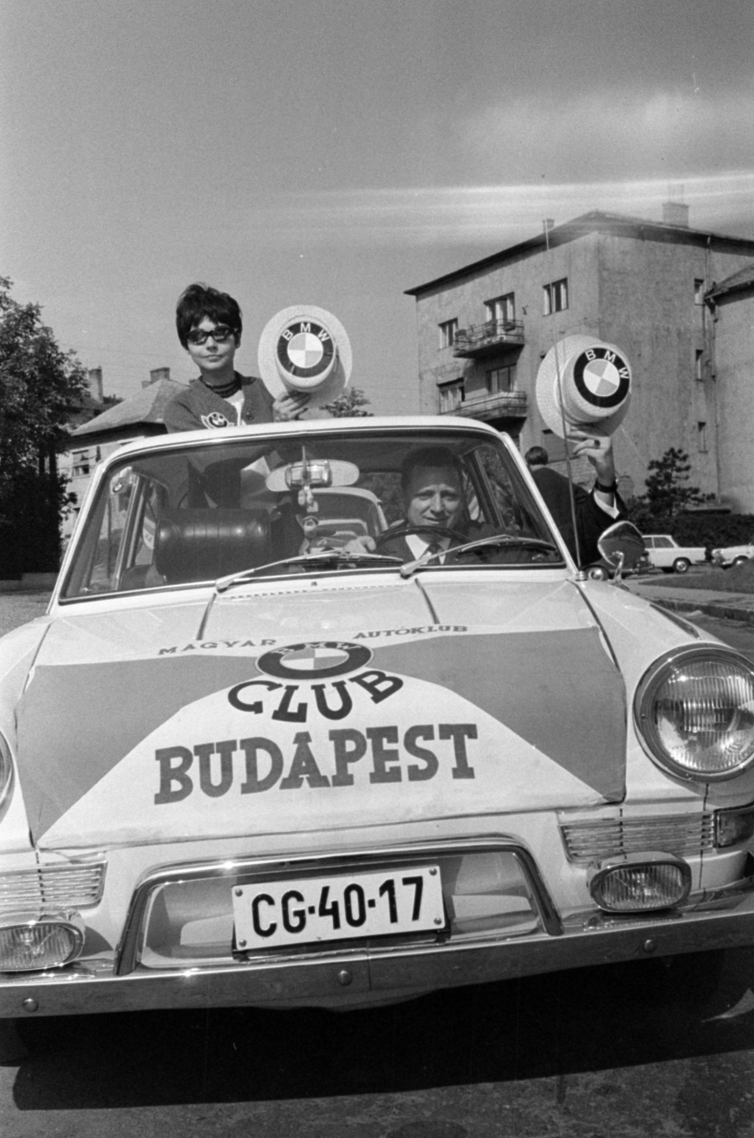 Magyarország, Budapest XII., a felvétel a Muskotály utca - Breznó köz találkozásánál készült, a háttérben látható ház a Jagelló út sarkán áll. Az Autóklub BMW szakosztályának képviselői Münchenbe indulnak a BMW gyár 50 éves jubileuma alkalmával rendezett BMW találkozóra., 1966, Bojár Sándor, BMW-márka, Budapest, Fortepan #180240