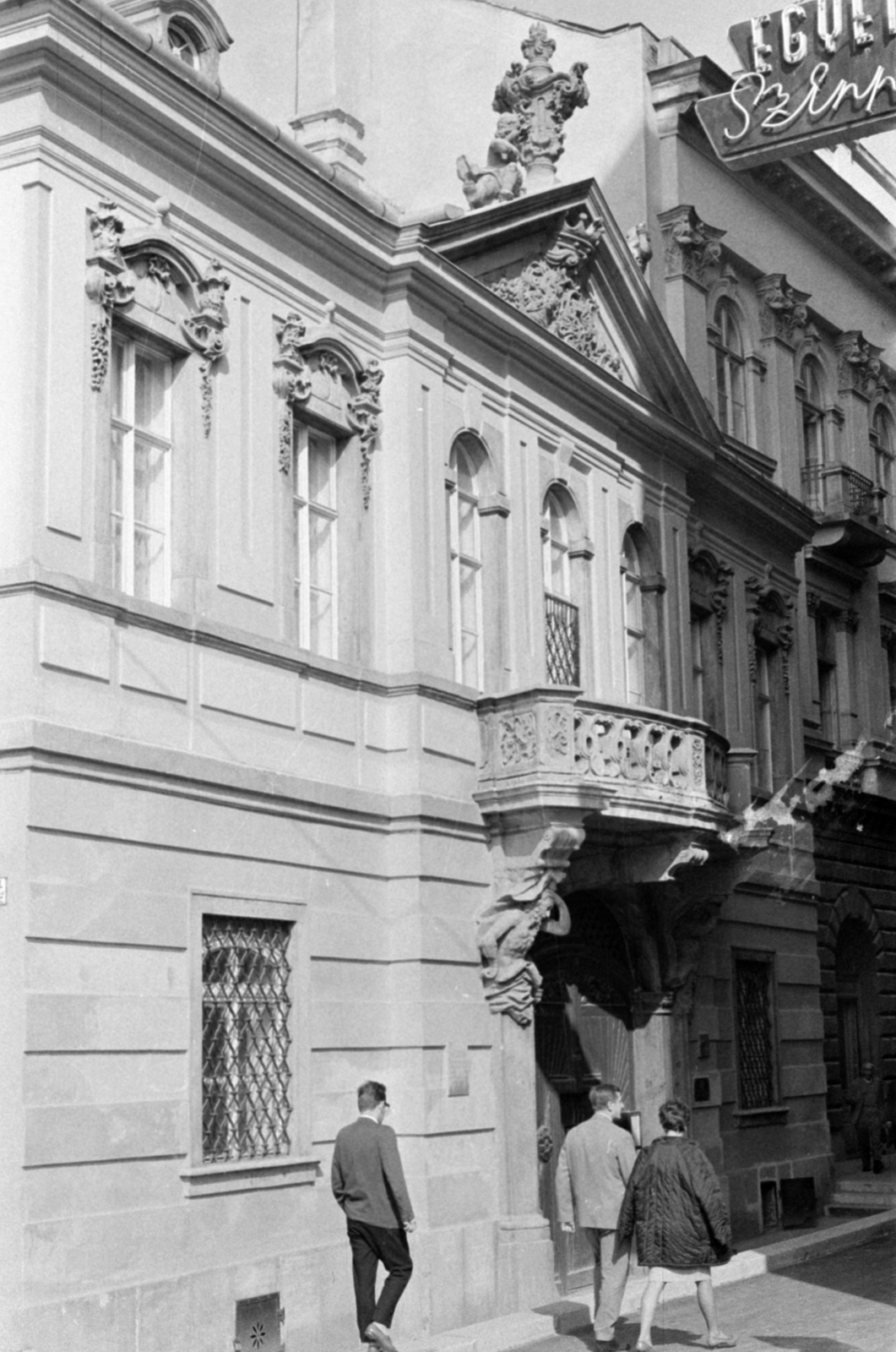 Magyarország, Budapest V., Péterffy-palota a Galamb utca és Piarista (Pesti Barnabás) utca sarkán a Március 15. tér felől nézve, benne a Százéves Étterem., 1964, Bojár Sándor, Budapest, Fortepan #180244