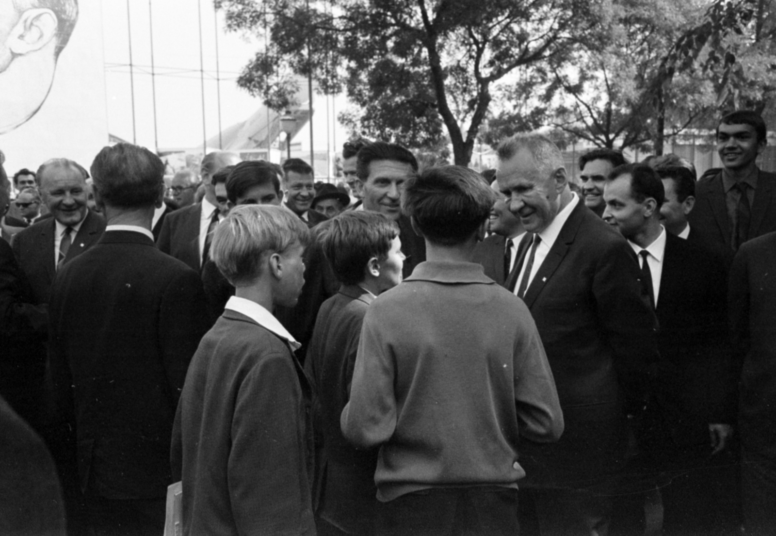 Magyarország, Városliget, Budapest XIV., a Szovjet tudomány és technika 50 éve, jubileumi kiállítás a BNV területén 1967. szeptember 1-24 között. Balra Kádár János és jobbra A. N. Koszigin., 1967, Bojár Sándor, Budapest, Fortepan #180258