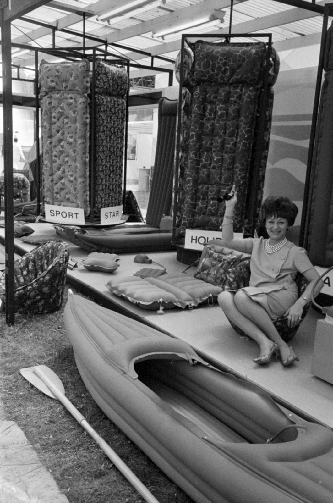 Hungary, Budapest XIV., az Országos Gumiipari Vállalat termékei., 1969, Bojár Sándor, international fair, Budapest, kayak, air mattress, Fortepan #180264