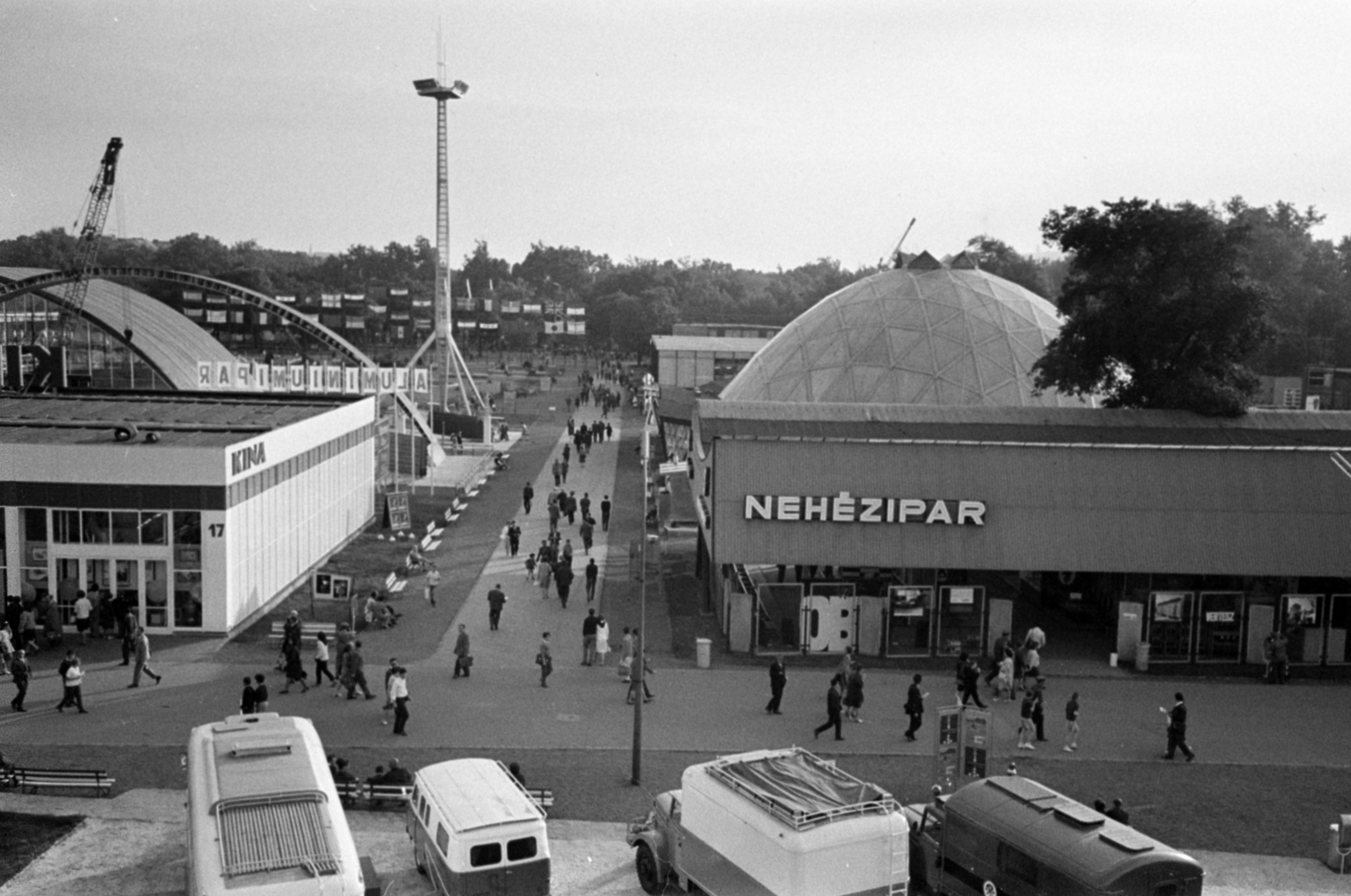 Magyarország, Városliget,Budapesti Nemzetközi Vásár, Budapest XIV., balra Kína pavilonja, jobbra a Nehézipari Minisztérium pavilonja., 1966, Bojár Sándor, nemzetközi vásár, Budapest, Fortepan #180267