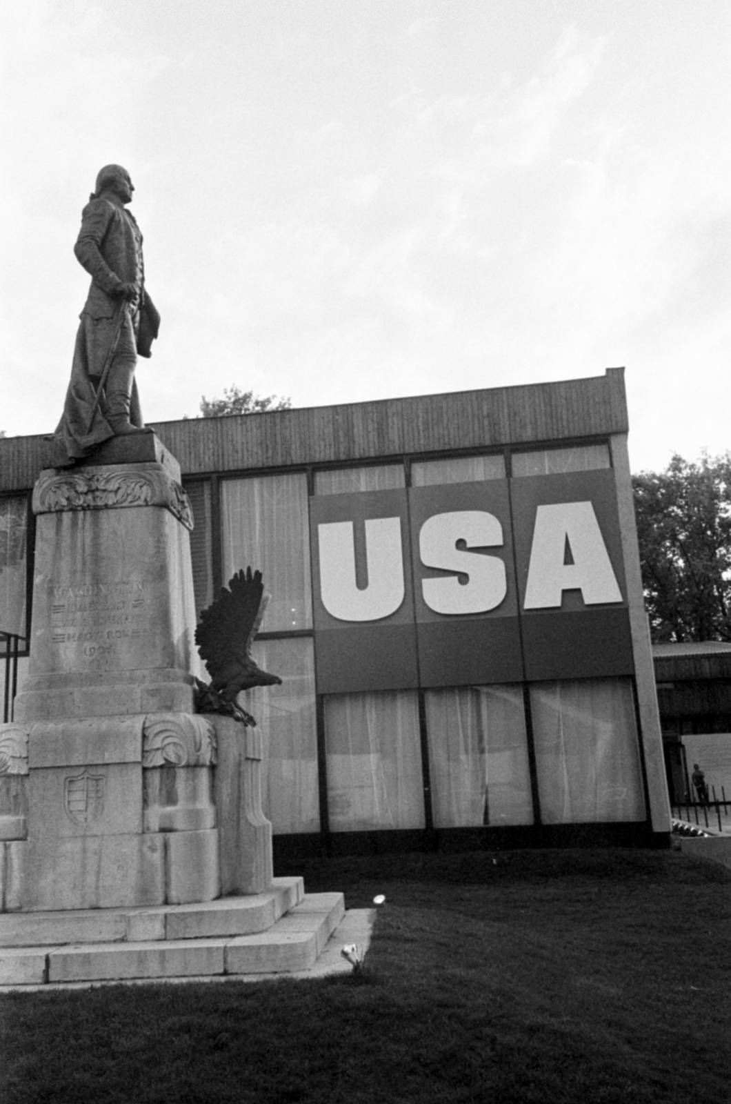 Magyarország, Városliget,Budapesti Nemzetközi Vásár, Budapest XIV., George Washington szobra (Bezerédi Gyula, 1906.), háttérben az Amerikai Egyesült Államok pavilonja., 1966, Bojár Sándor, nemzetközi vásár, Budapest, Fortepan #180273
