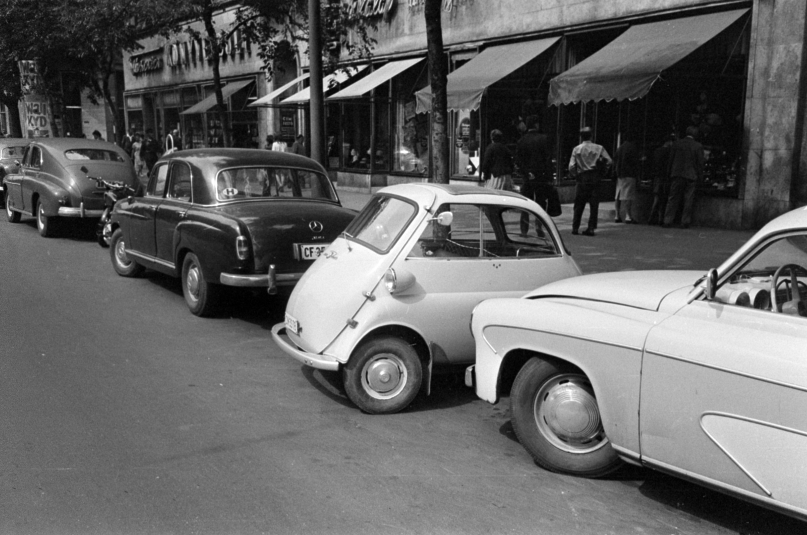 Magyarország, Budapest VII., Erzsébet (Lenin) körút, szemben a 17. számú ház, balra a Barcsay utca torkolata., 1966, Bojár Sándor, Mercedes-márka, Wartburg-márka, BMW-márka, Wartburg 311/312, BMW Isetta, Budapest, Fortepan #180278