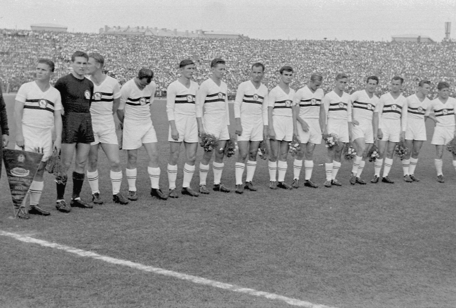 Hungary, Népstadion, Budapest XIV., a Budapesti Honvéd csapata az 1953. augusztus 20-i megnyitónapi meccs előtt., 1953, Magyar Rendőr, stadium, Budapest, Fortepan #18028